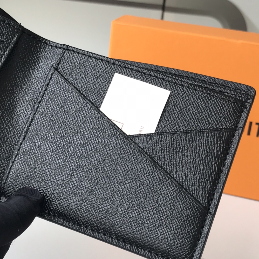 Bifold Wallet - Stitching detail
