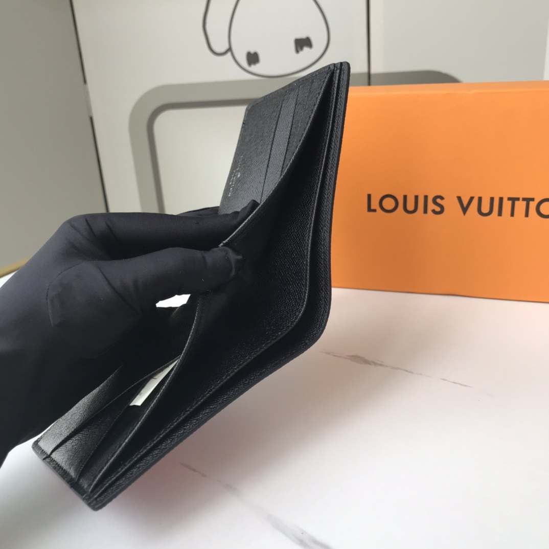 Bifold Wallet - Model carrying in pocket