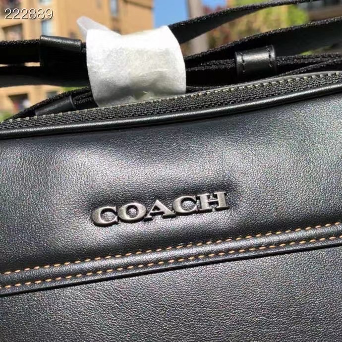 Coach COACH4148 蔻驰男士单肩斜挎包。新款比以前的相机包大一点，双拉链双隔层、尺寸23.15.7