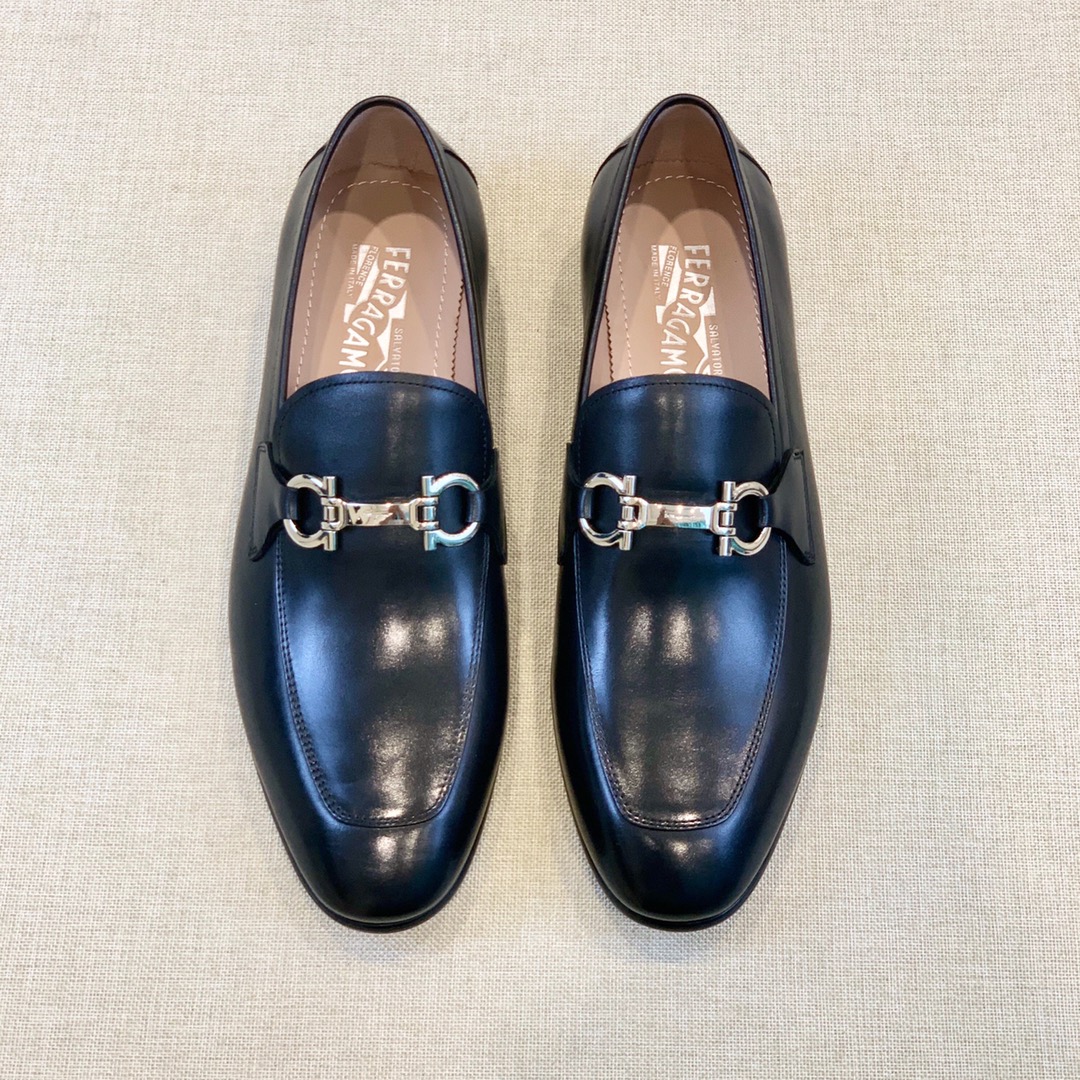 Ferragamo Mocassins Homme en Cuir Noir avec Boucle Gancini Argentée