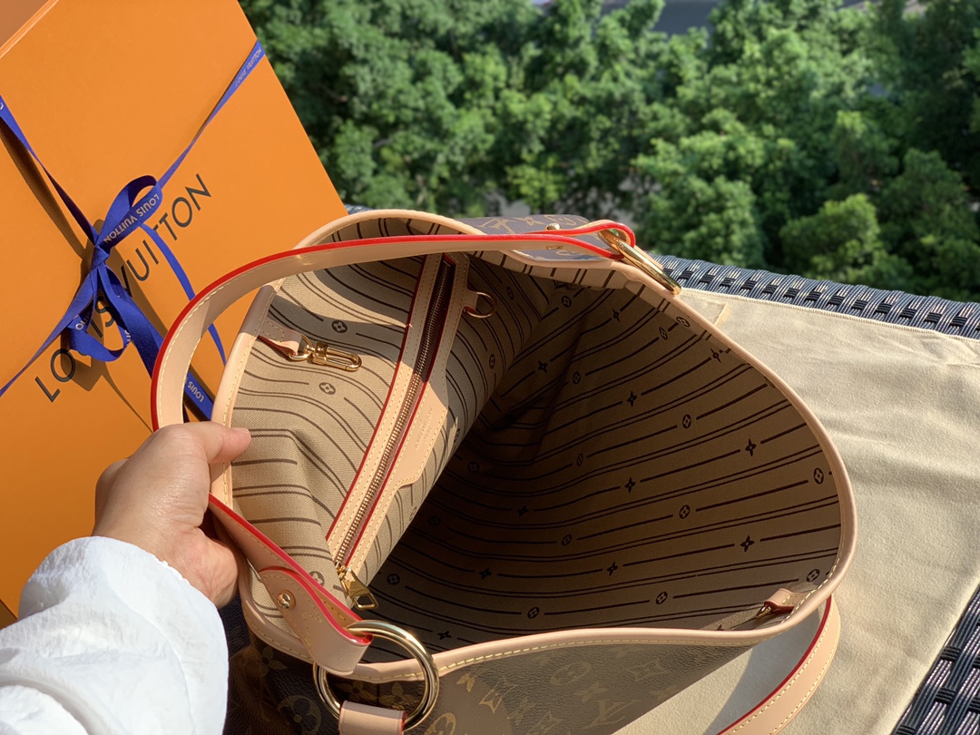 非市场普通货 进口皮料半钢五金 m40352小号尺寸：42*28*14cm 香港贸易公司订单！这是一只超