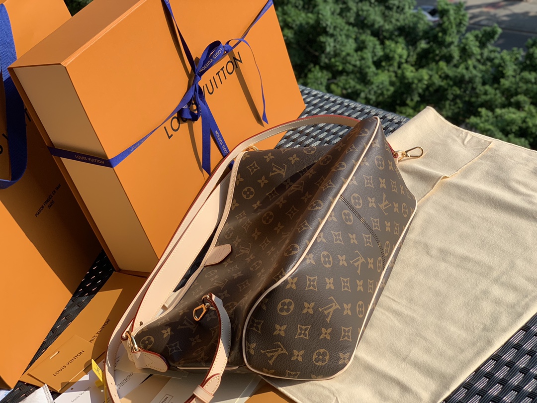 非市场普通货 进口皮料半钢五金 m40352小号尺寸：42*28*14cm 香港贸易公司订单！这是一只超