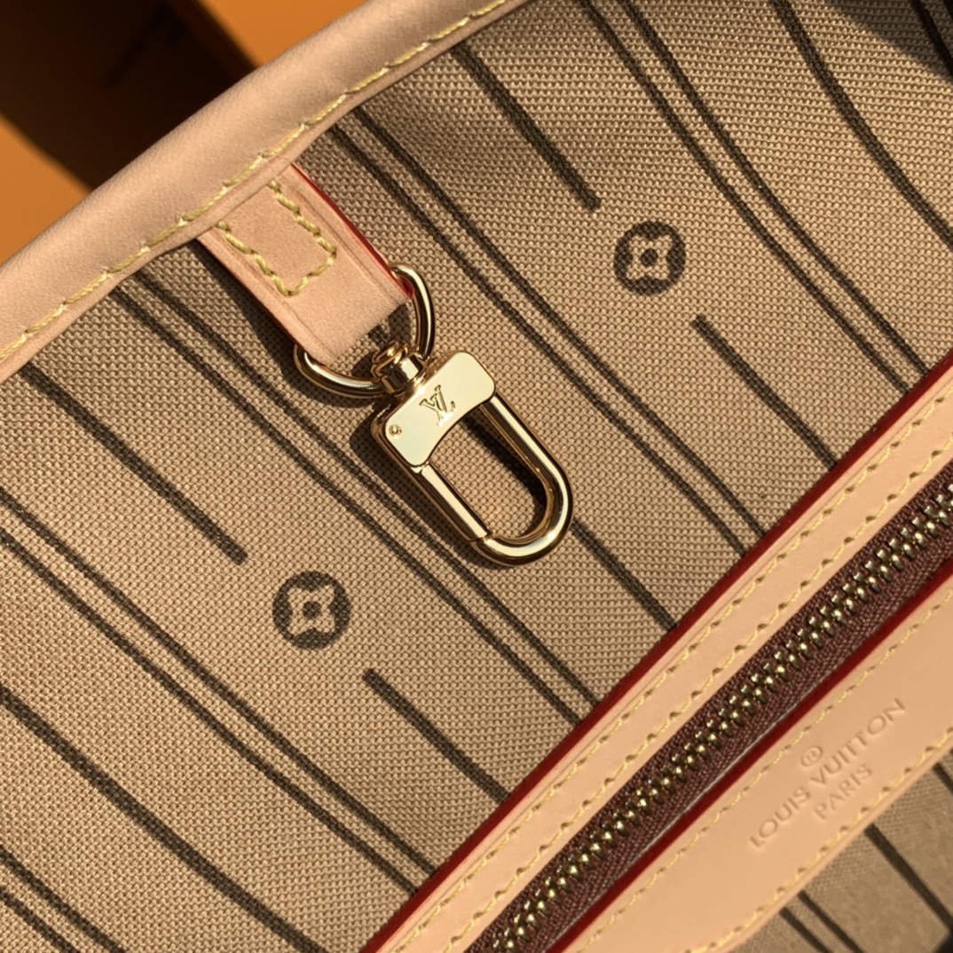 非市场普通货 进口皮料半钢五金 m40352小号尺寸：42*28*14cm 香港贸易公司订单！这是一只超