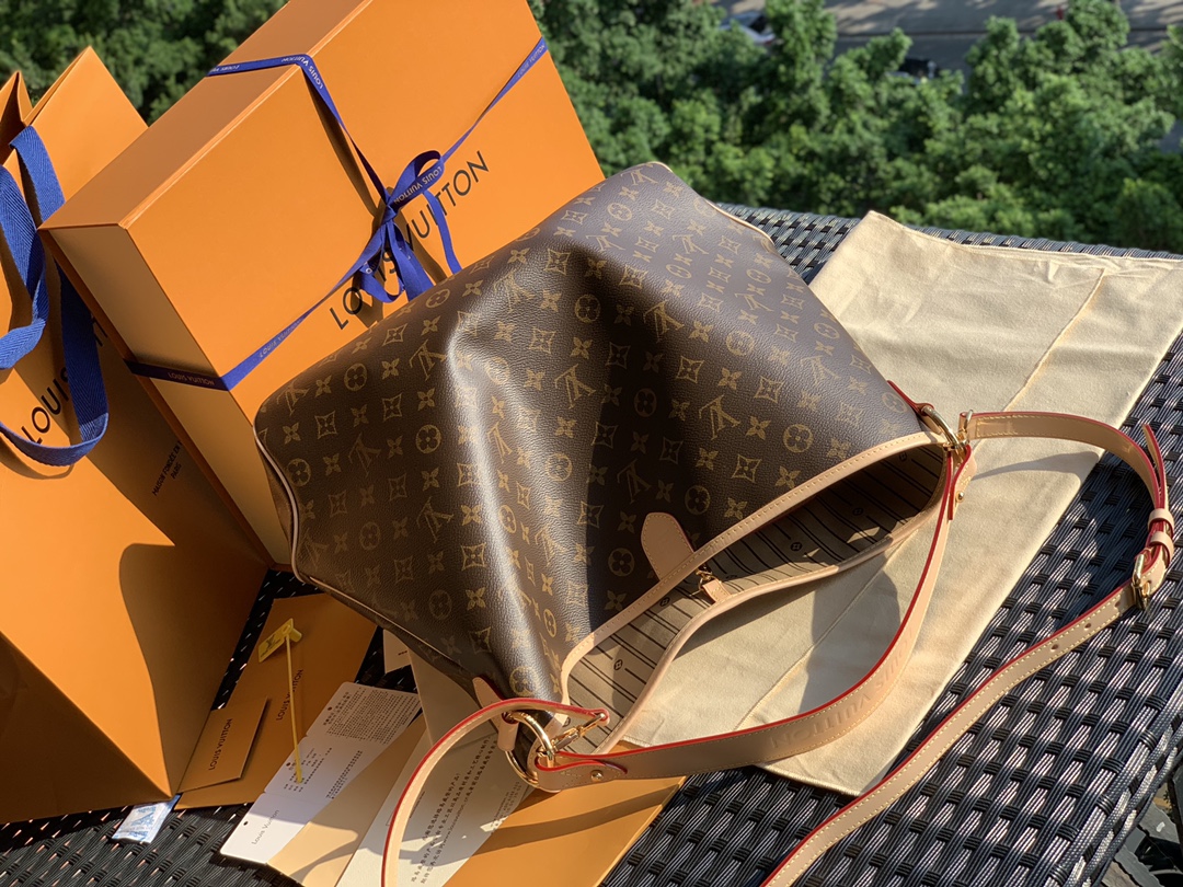 非市场普通货 进口皮料半钢五金 m40353大号尺寸：52*35*15香港贸易公司订单！这只Deligh