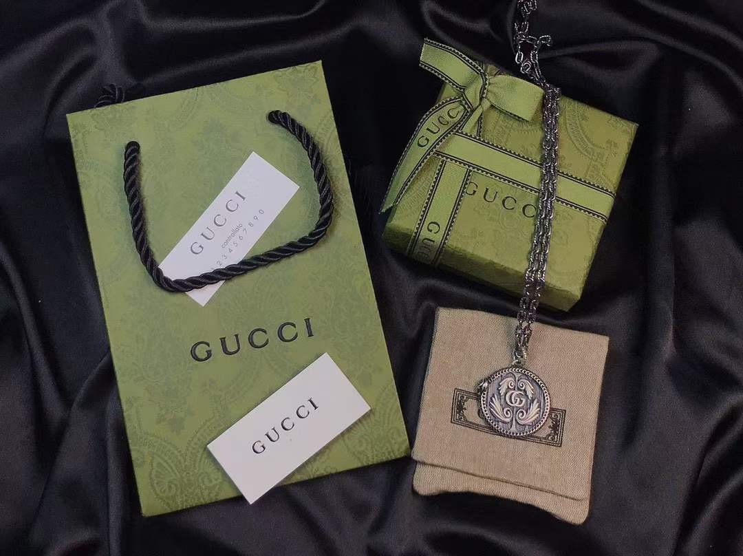 NO:101603,Gucci/Gucci Angel Round Card Necklace 925 Sterling Silver Angel Wings is matched with a classic double G round card design, decorated with interlocking double G pendant with exquisite patterns, surrounded by a garden series of spiritual snakes on the side, and a unique weaving necklace. Retro old craftsmanship is super cool for boys and girls to wear!  Chain length 45cm, weaving chain, Gucci necklace, gucci, gucci, necklace, pure silver19860909Gucci/古驰 天使圆牌项链 925纯银 天使之翼 搭配经典双G圆牌设计,装饰携刻精美图案的互扣式双g吊坠,侧边以花园系列的灵蛇环绕,独特的织纹项链.复古做旧工艺,男生女生佩戴都超酷！ 链长45cm 织纹链,古驰项链,gucci,gucci,necklace,pure silver,Jewelry