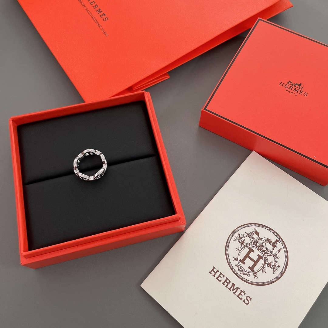 NO:633817,88200【H Pig Nose Ring】Z, code number is 16/17/18, the most popular internet celebrity ring!  ZG is out of stock, super hard to buy!  A very simple and elegant metal ring with high-end effects!  The thickness of the metal shape is very particular, no matter the details of the hardware polishing, the thickness is also right!  Instead of the thin layer of hardware on the market, we have the same Z thickness, and the craftsmanship is exquisite, smooth and delicate!  The inner ring has the material, origin, anti-counterfeiting label and printed logo of the product!  Come, you must buy it, everyone has one, a classic element that will never go out of style!  ,,Cardia high-end jewelry1986090988200【H猪鼻子戒】Z ,码数有16/17/18,最火网红戒！ZG断货王,超难买！非常简约大气的金属戒,自带高级效果！金属造型粗细都非常考究,无论五金抛光细节处理,厚度也是都拿捏得妥妥！而非市面上很单薄的一层五金,我们一致Z厚度,工艺精湛光滑细腻！手感质感超内圈有产品的材质,产地,防伪标,字印 Logo！来,必入,人手一个,一款永不过时的经典元素！,,卡迪亚高端饰品,Jewelry