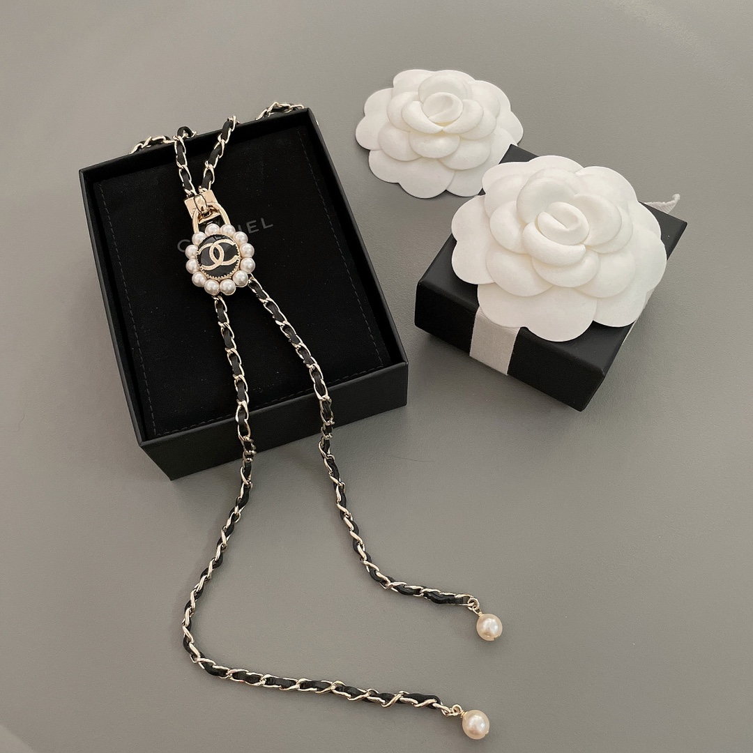 NO:632177,88220 [Xiangmen Cymbal Black Leather Long Chain] This season’s high-end handmade workshop series is really beautiful!  William Chan's same style [witty] This design is really awesome, it looks like an ancient door cymbal, full of creative details, haha, you must buy it!  Z, it’s rare for real fragrances to come out with such innovative styles!  The upper body is huge and beautiful, cool and sassy!  Purely handmade and pure leather, it takes a lot of time and effort. The main part in the middle is fixed and cannot be moved!  Next, the biggest difficulty is the back, the precise handling of the hardware, the processing of irregular lines, the sense of wrinkles, and the workmanship all require the master to carve out this sense of wrinkles one by one. Each pair is unique, too three-dimensional, too individual, and too design-like. The perfect index of full details saves you more than 5,000 yuan every minute!  ,,Cardia high-end jewelry1986090988220【香门钹黑皮长链】这一季的高级手工坊系列真的美绝了！陈伟霆同款[机智]这个设计真的太可,像极了古时候的门钹,满满的创意细节,哈哈一定要入！Z ,真香款很少有出这么有创新的款式！上身巨巨巨好看,又酷又飒！纯手工纯皮,很花费时间精力,中间主件是固定住的,是不可以移动的！再来最大的难度就是再背面,五金的精准拿捏,不规则纹路的处理,那种褶皱感,做工全部需要师傅一刀一刀雕刻出这种褶皱感,每一对都是独一无二的,太立体,太个性,太有设计感了,满满的细节完美指数分分钟给你省了五千多！,,卡迪亚高端饰品,Jewelry