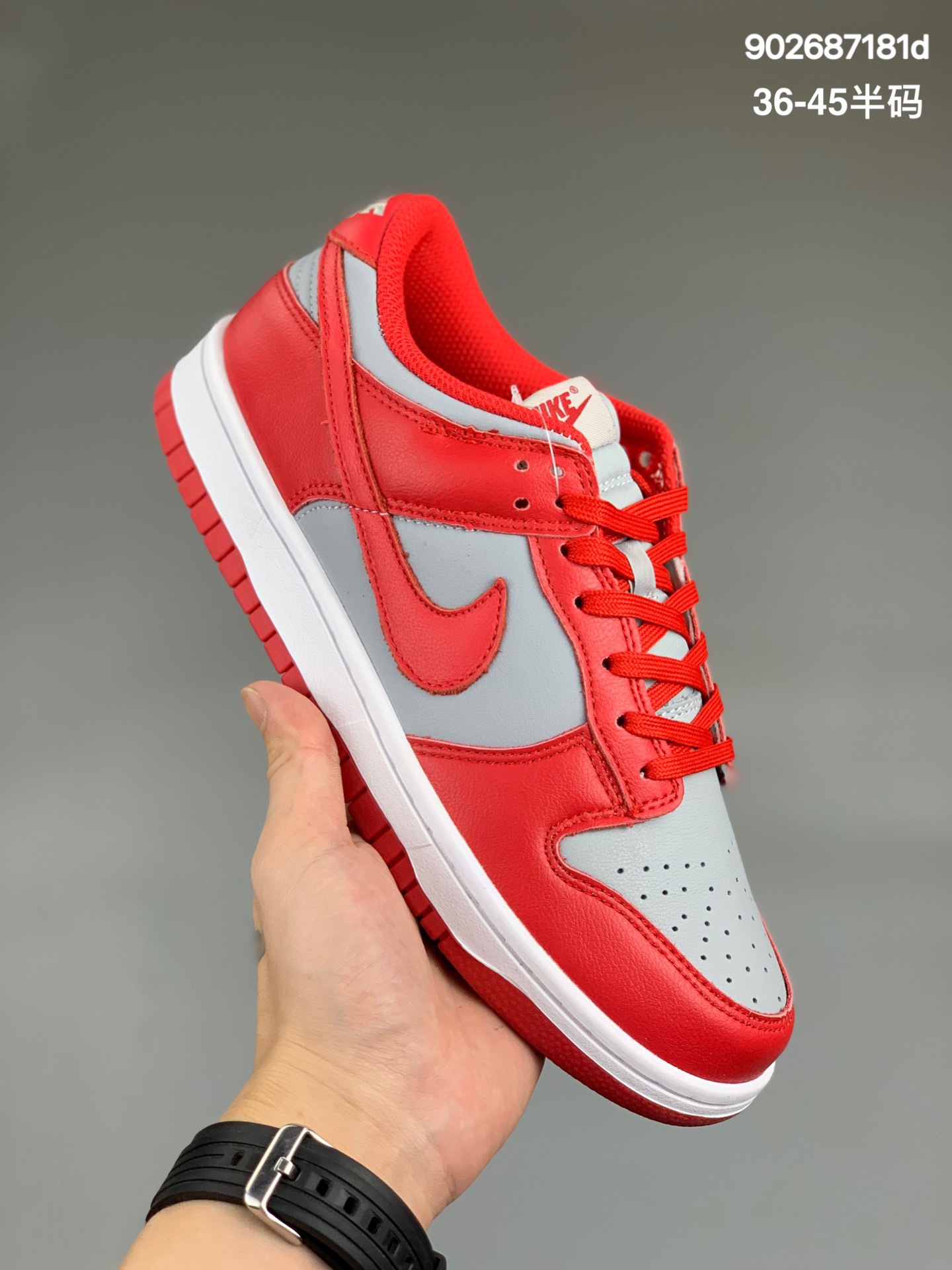 
耐克 Nike SB Dunk Low 复古低帮休闲运动滑板板鞋。采用脚感柔软舒适ZoomAir气垫，有效吸收滑板等极限运动在落地时带来的冲击力，为街头运动者们提供更好的保护。
货号：BQ6832
尺码 36 36.5 37.5 38 38.5 39 40 40.5 41 42 42.5 43 44 45 
编码:902687181d