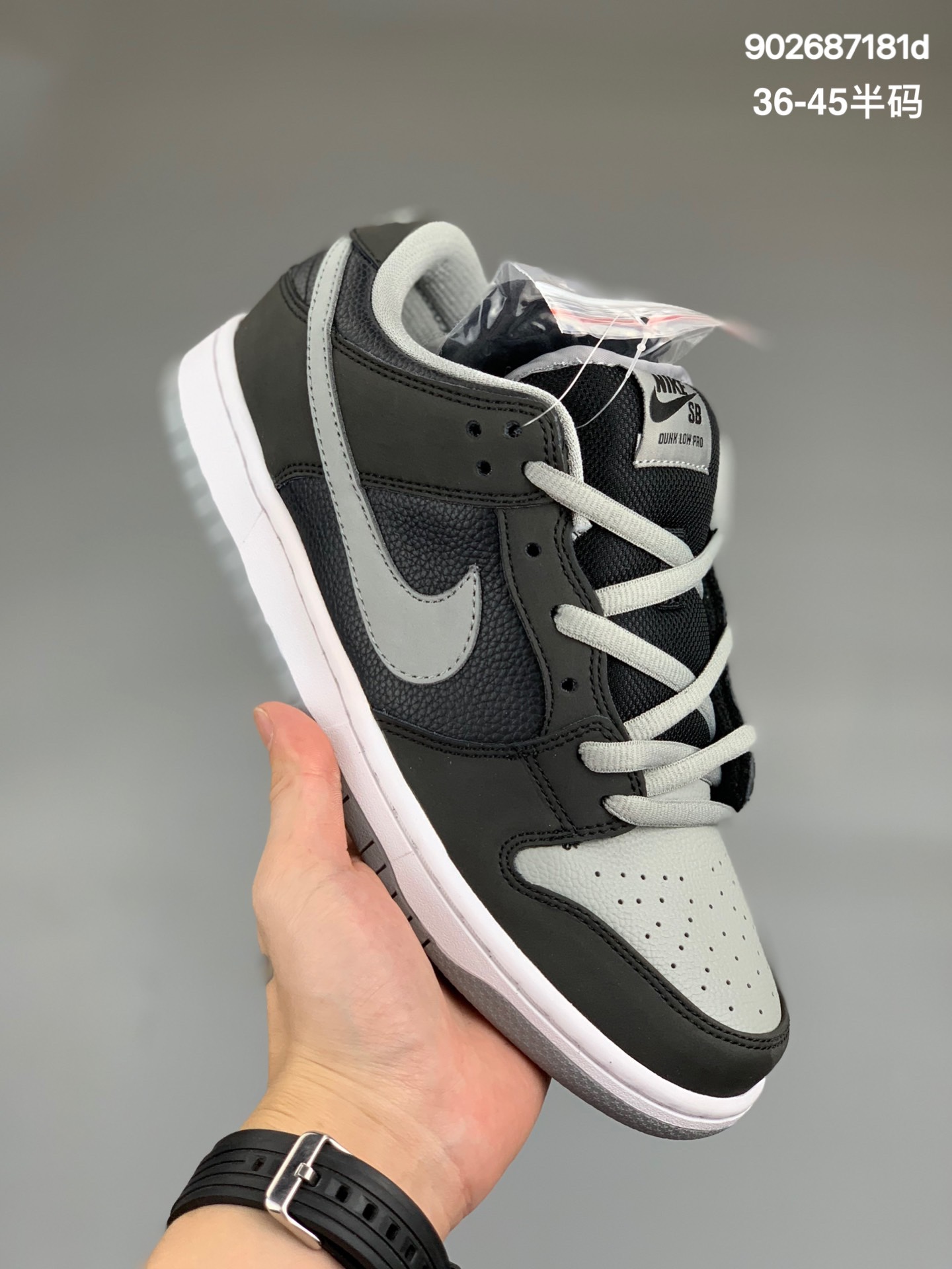 
耐克 Nike SB Dunk Low 复古低帮休闲运动滑板板鞋。采用脚感柔软舒适ZoomAir气垫，有效吸收滑板等极限运动在落地时带来的冲击力，为街头运动者们提供更好的保护。
货号：BQ6832
尺码 36 36.5 37.5 38 38.5 39 40 40.5 41 42 42.5 43 44 45 
编码:902687181d