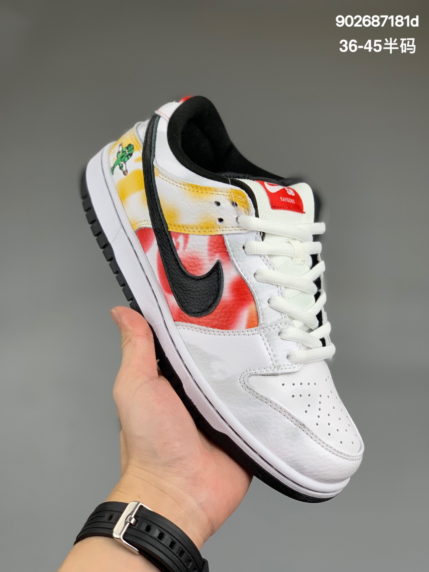 
耐克 Nike SB Dunk Low 复古低帮休闲运动滑板板鞋。采用脚感柔软舒适ZoomAir气垫，有效吸收滑板等极限运动在落地时带来的冲击力，为街头运动者们提供更好的保护。
货号：BQ6832
尺码 36 36.5 37.5 38 38.5 39 40 40.5 41 42 42.5 43 44 45 
编码:902687181d