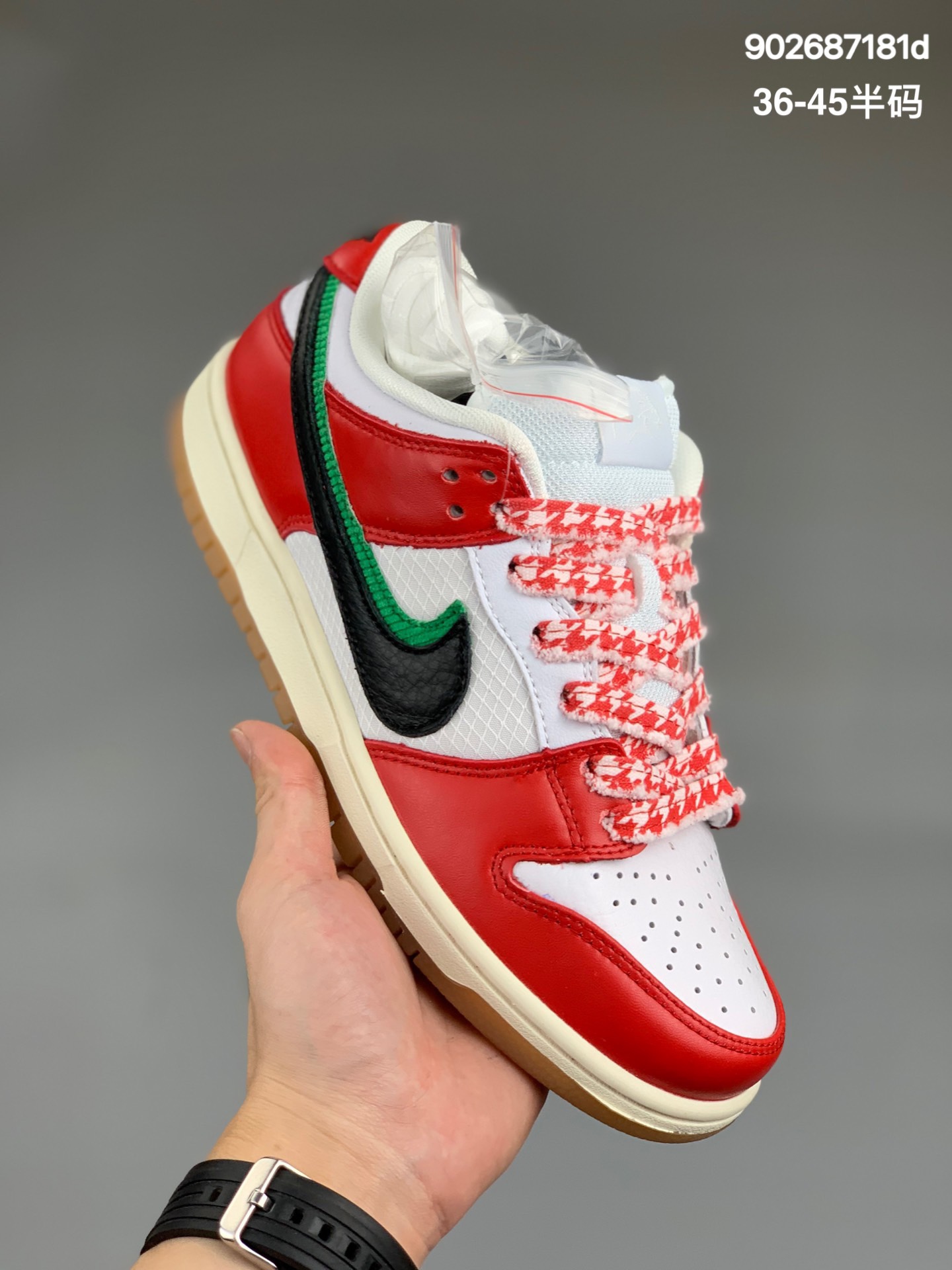 
耐克 Nike SB Dunk Low 复古低帮休闲运动滑板板鞋。采用脚感柔软舒适ZoomAir气垫，有效吸收滑板等极限运动在落地时带来的冲击力，为街头运动者们提供更好的保护。
货号：BQ6832
尺码 36 36.5 37.5 38 38.5 39 40 40.5 41 42 42.5 43 44 45 
编码:902687181d