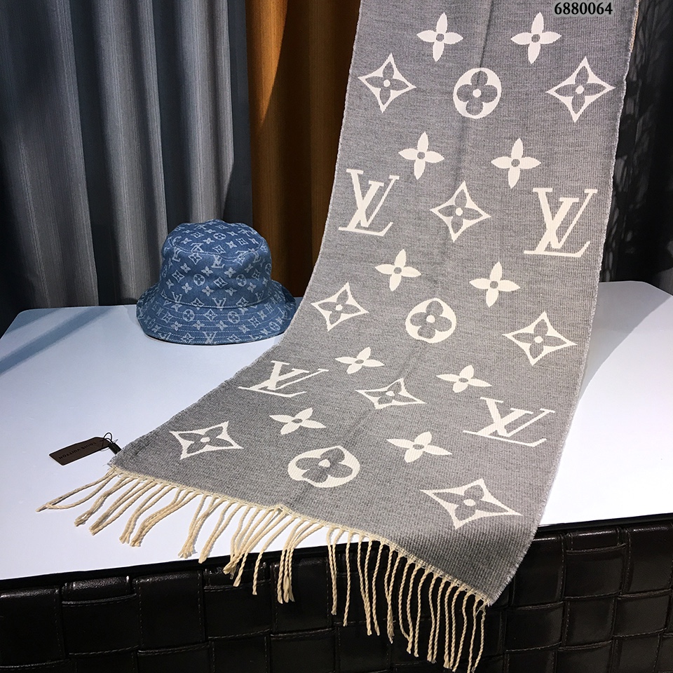 NO:162949,Daily LV scarf is made of wool and alpaca blended with full Monogram pattern, paired with Louis Vuitton logo and tassel trim, which can inject leisurely aesthetics into daily or elegant shapes. 217 x 45 cm (length x height) 97 wool, 3 cashmere Full Monogram pattern with Louis Vuitton logo on the bottom [6880064], ordinary scarf, louis vuitton, louis vuitton19860909批Daily LV 围巾为羊毛及羊驼毛混纺铺陈全幅 Monogram 图案,搭配路易威登标识和流苏饰边,可为日常或雅致造型注入闲适美学意味. 217 x 45 厘米 (长度 x 高) 97 羊毛,3山羊绒 全幅 Monogram 图案 底部饰有路易威登标识【6880064】,普通围巾,louis vuitton,louis vuitton,scarf
