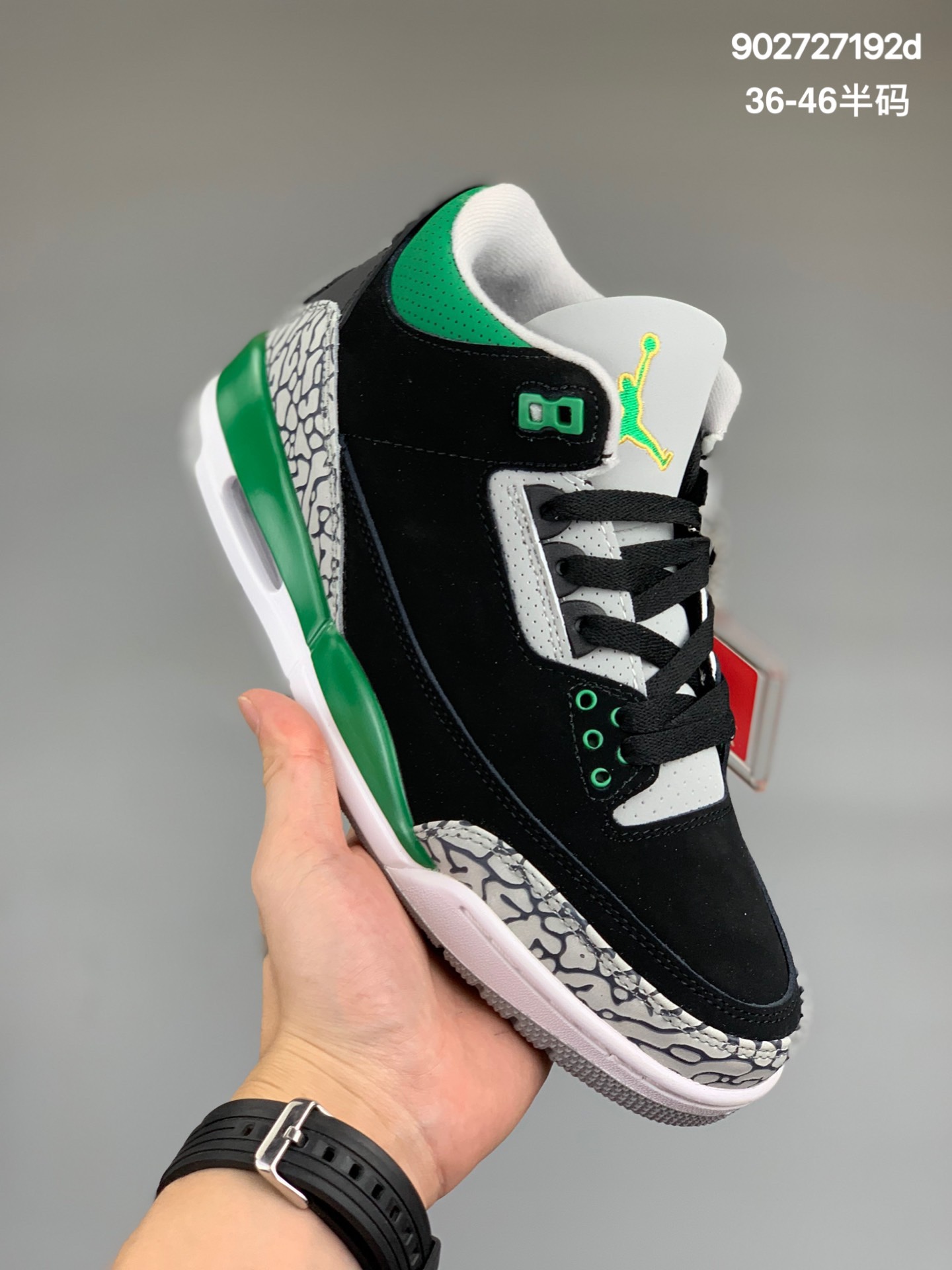 
【真标】乔丹/Air Jordan aj3 AJ3 乔丹3代 乔3 乔丹3 篮球鞋 Air Jordan 3 OG “Black Cement”    货号：854262-001    乔3黑水泥  码数：36-46 （36 36.5 37.5 38 38.5 39 40 40.5 41 42 42.5 43 44 44.5 45 46）
本次采用了柔软的荔枝皮革打造鞋面，同经典的黑灰爆裂纹交相呼应，在视觉上有极高的辨识度和奢华感。

上手拿捏则能体会到这双鞋用料的品质，鞋面极为柔软，上脚包裹很好，也格外的舒适。
细节做工也相当到位，从本文的小编实拍你应该就能体会到。

在尺码方面小编觉得本次的复刻不偏码，正常尺码即可。

而小编之前飞人后跟的白水泥 Air Jordan 3 “White Cement” 感觉偏小半码，所以这次的黑水泥选择了比之前白水泥小半码的尺码。
编码:902727192d