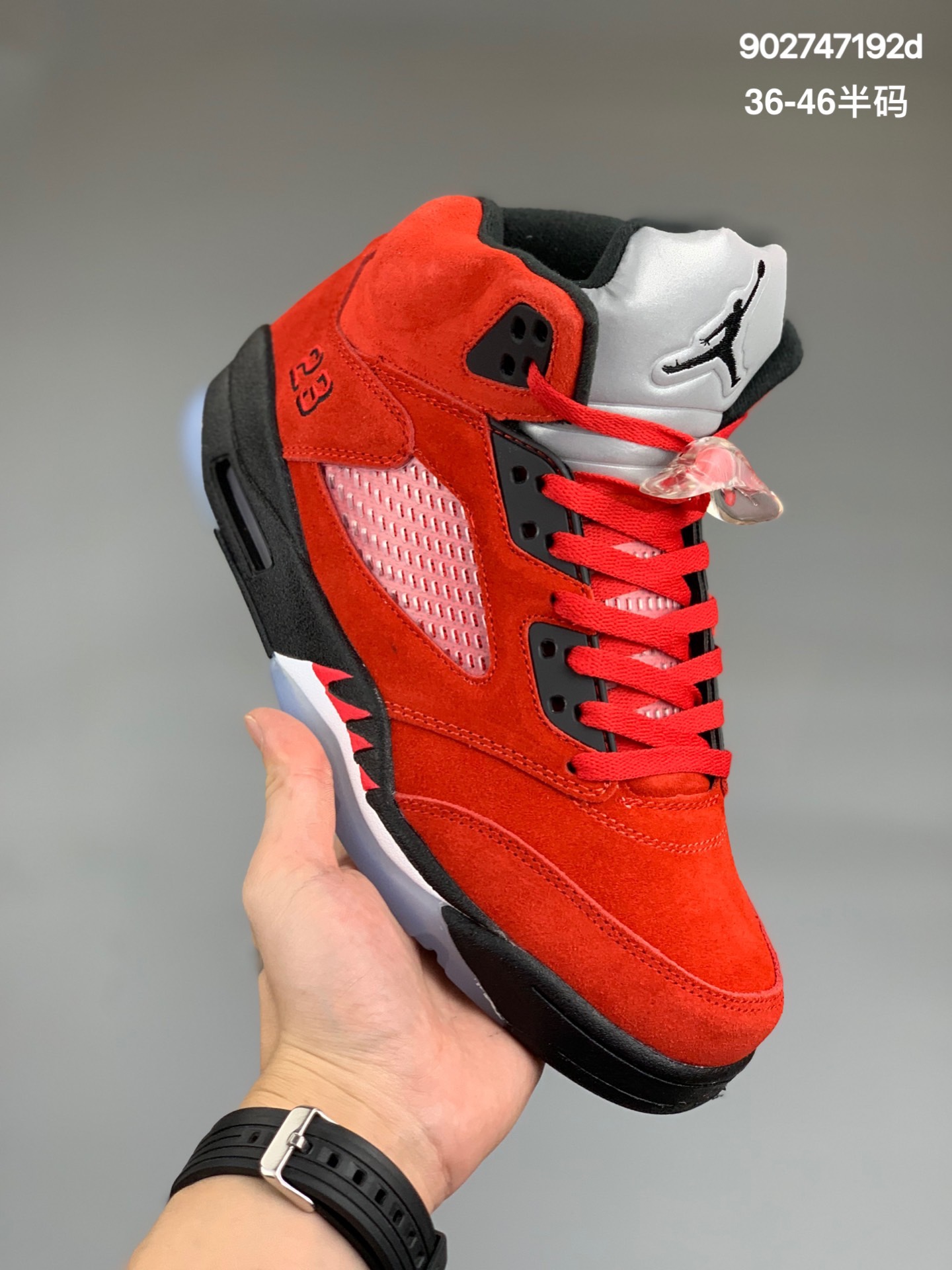 
 Air Jordan AJ5“Raging Bull”黑红公牛 DD0587-600 东莞元老级版师操刀倾力打造全网最强五代 原楦原纸板开发 确保原汁原味 完美中底拉帮 采用真正原厂鞋扣 原档案大底 如假白送 大底纹路 气垫通透度PU的回弹性均百分百还原 ＃挑战全网艺术家 只服务市场5%高端客户 大底贴合程度胶水把控 圈内最顶尖 原厂数据 原厂电绣电脑针车 后跟定型 冲刀皮料裁剪零毛边！
尺码:36-46半码
编码:902747192d