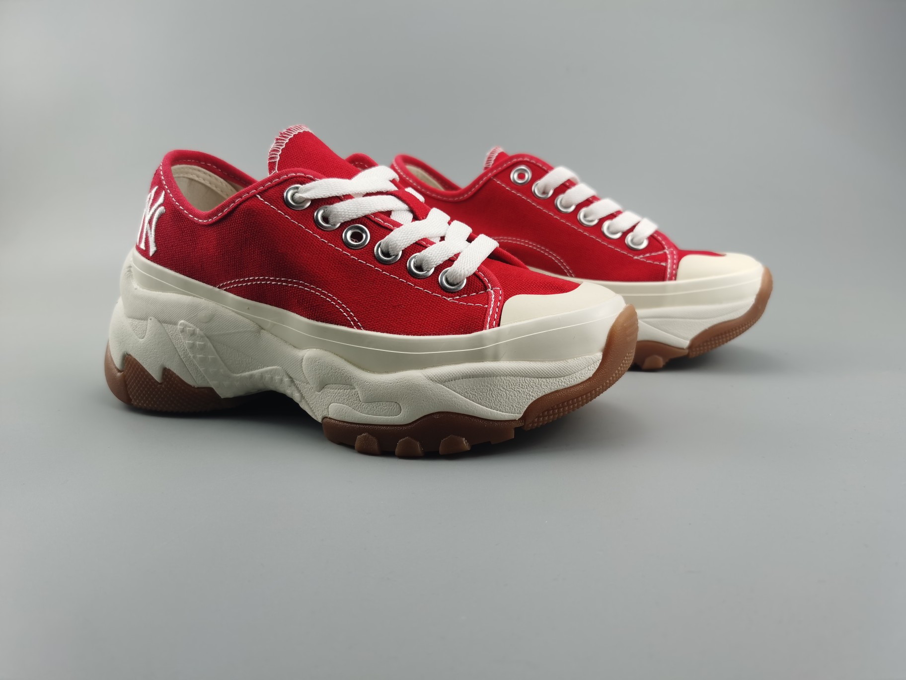 🈴️ ❗️主图集合图❗️
秋冬爆款 泫雅 王嘉尔同款 纯原 顶级品质 真标1:1 MLB新品帆布鞋 NY老爹增高 原鞋琉化条工艺 36 36.5 37.5 38 38.5 39 40