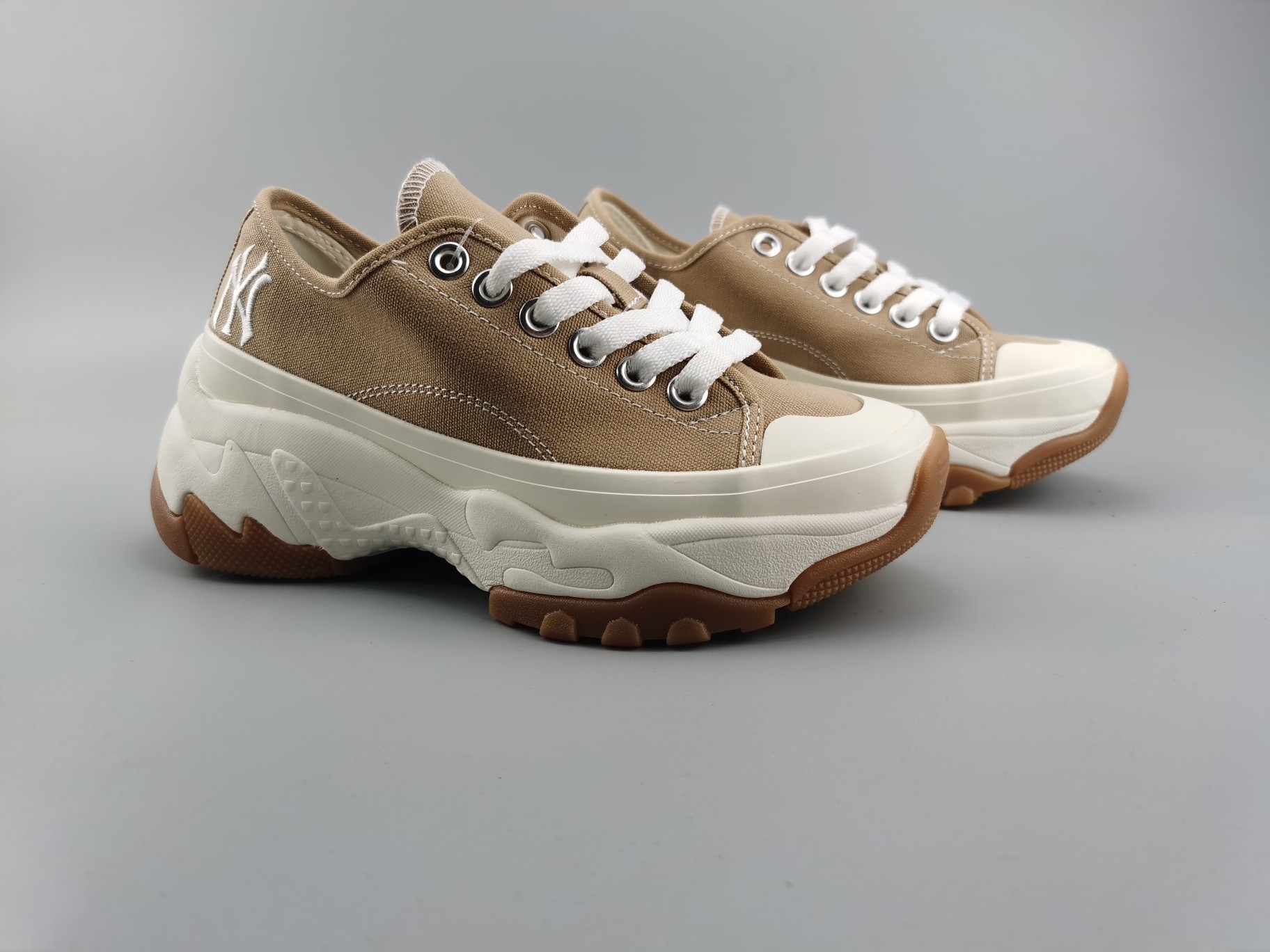 🈴️ ❗️主图集合图❗️
秋冬爆款 泫雅 王嘉尔同款 纯原 顶级品质 真标1:1 MLB新品帆布鞋 NY老爹增高 原鞋琉化条工艺 36 36.5 37.5 38 38.5 39 40