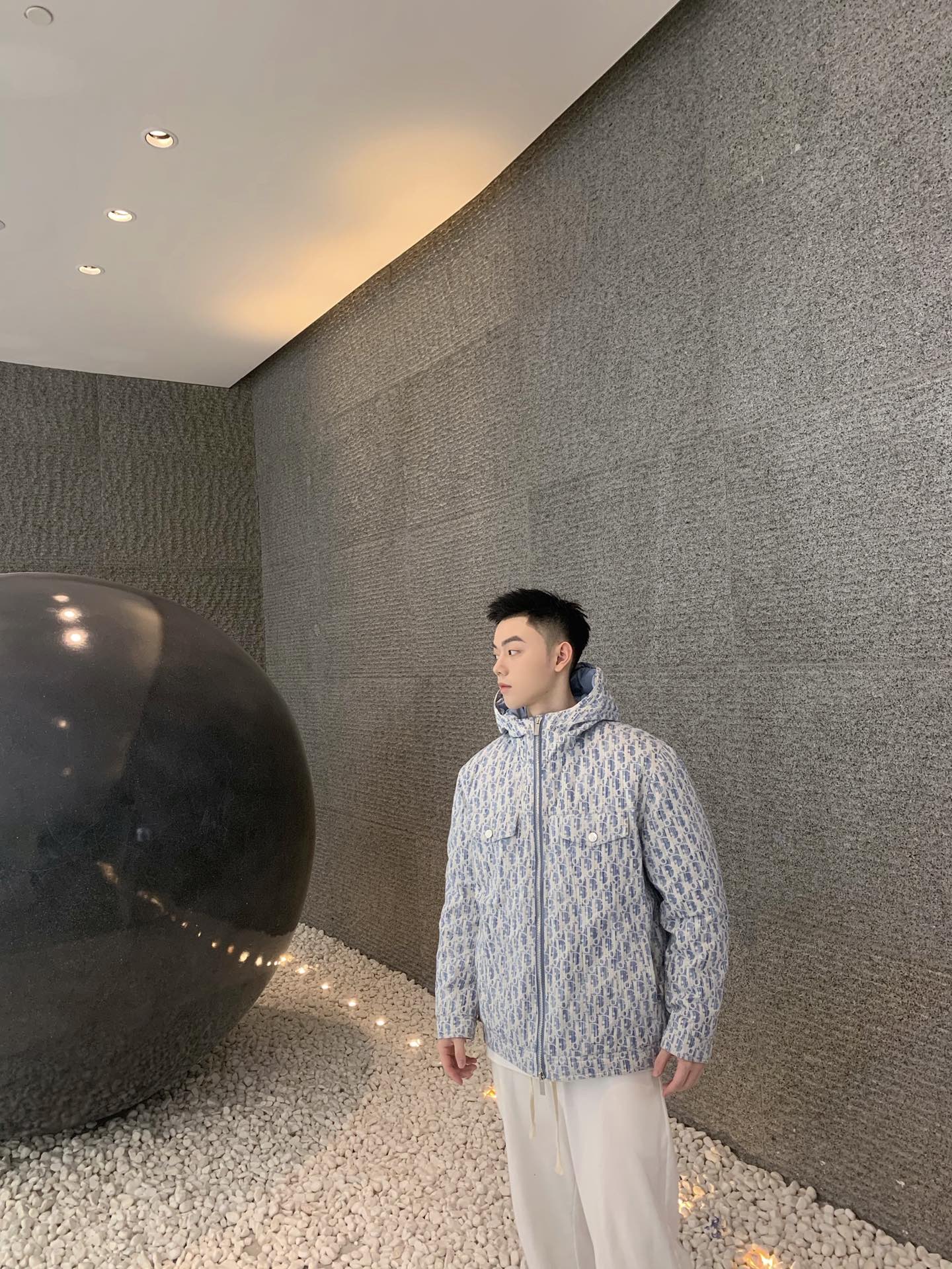 羽绒服-。 DR标识提花牛仔连帽羽绒服外套 定制牛仔棉质水洗面料，锁绒线更稳定！平均填充300g国际90