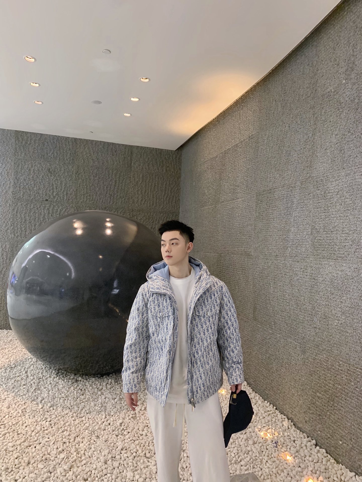 羽绒服-。 DR标识提花牛仔连帽羽绒服外套 定制牛仔棉质水洗面料，锁绒线更稳定！平均填充300g国际90