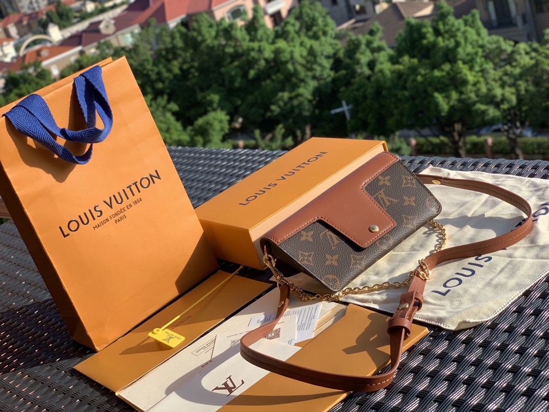 🌼 m80763尺寸19 x 11x 3cm 焦糖色 2021的黑马无疑是这款的带锁信封包———V家的🌼