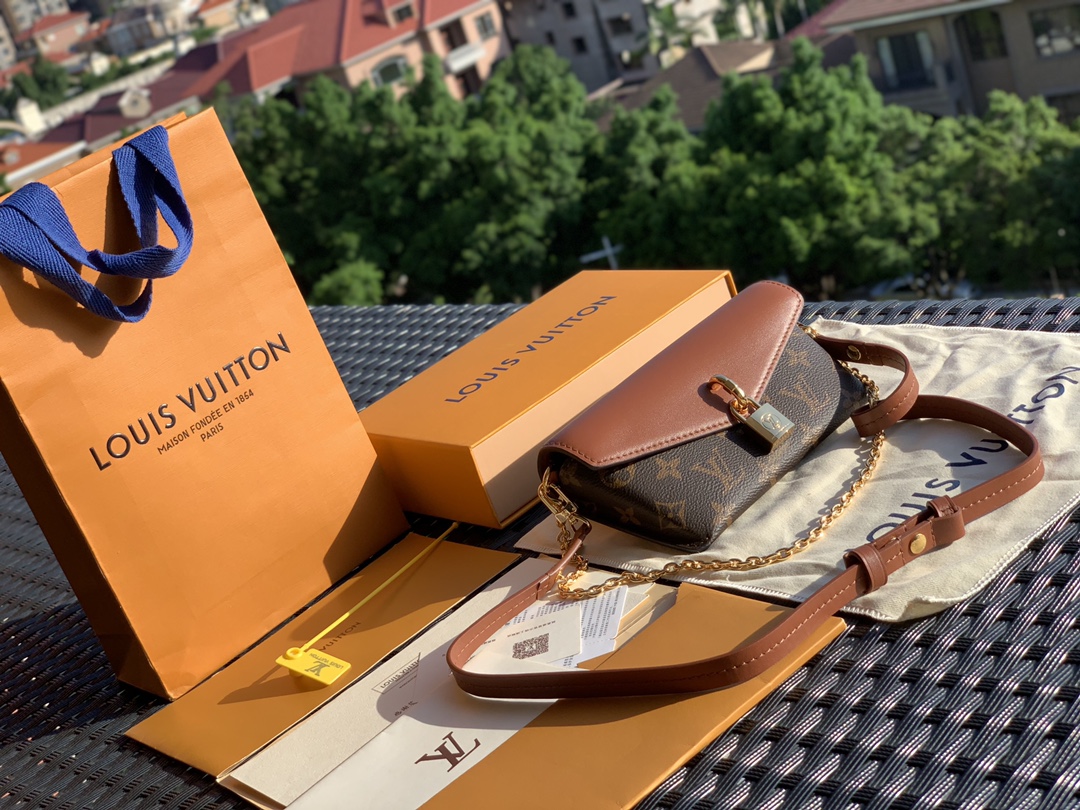 🌼 m80763尺寸19 x 11x 3cm 焦糖色 2021的黑马无疑是这款的带锁信封包———V家的🌼