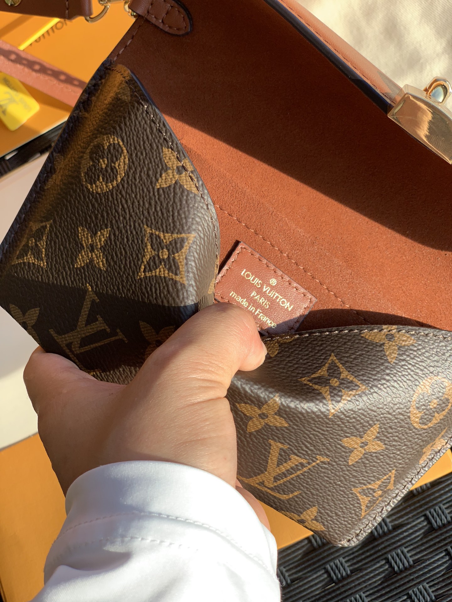 🌼 m80763尺寸19 x 11x 3cm 焦糖色 2021的黑马无疑是这款的带锁信封包———V家的🌼