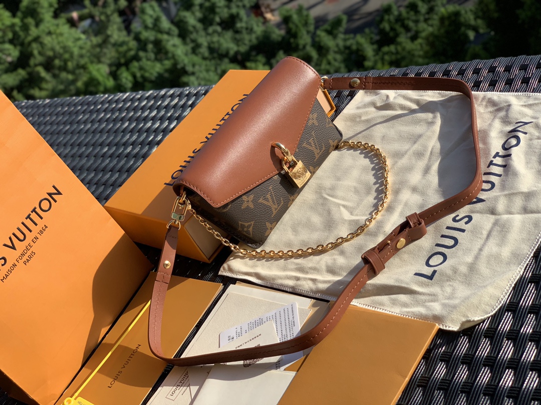 🌼 m80763尺寸19 x 11x 3cm 焦糖色 2021的黑马无疑是这款的带锁信封包———V家的🌼