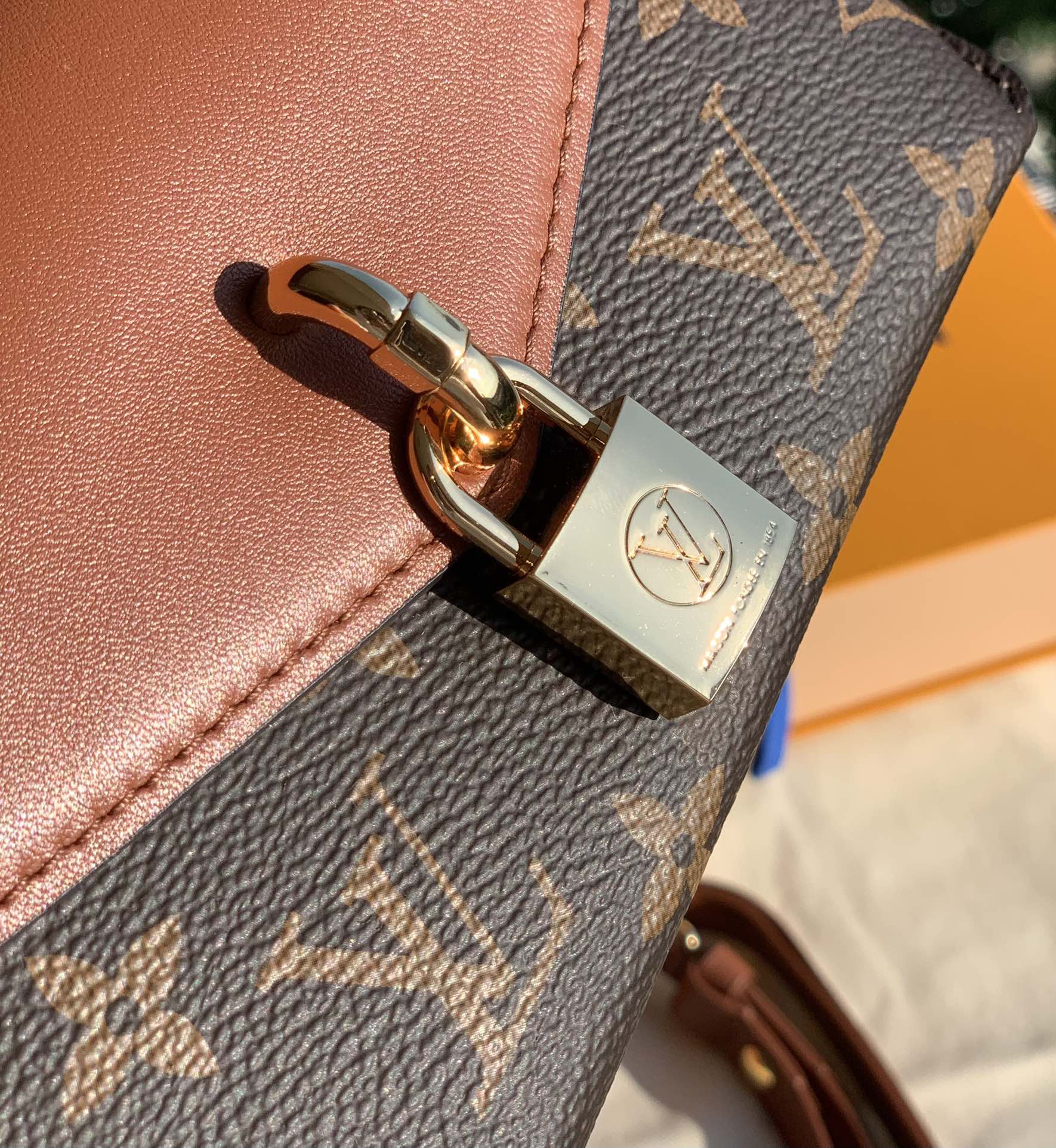 🌼 m80763尺寸19 x 11x 3cm 焦糖色 2021的黑马无疑是这款的带锁信封包———V家的🌼