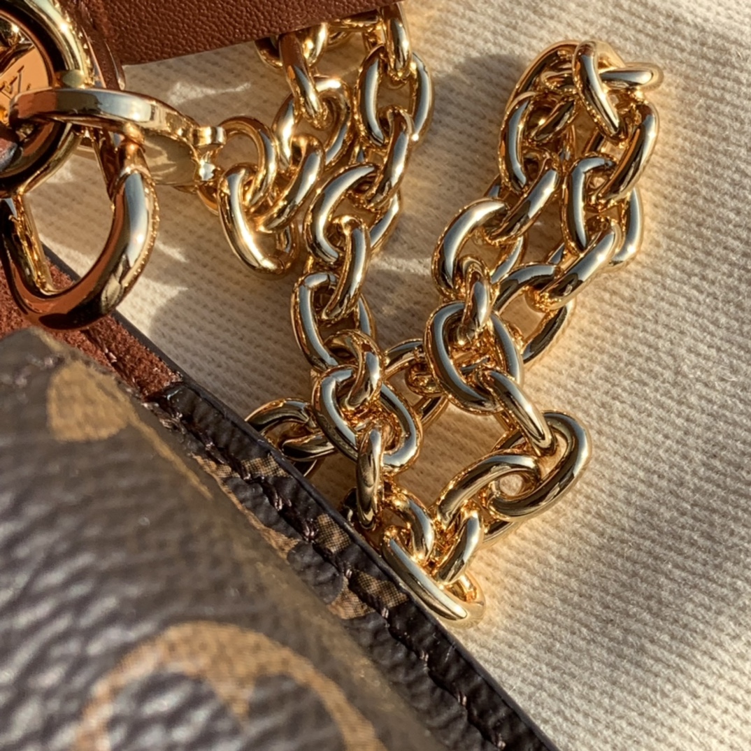 🌼 m80763尺寸19 x 11x 3cm 焦糖色 2021的黑马无疑是这款的带锁信封包———V家的🌼