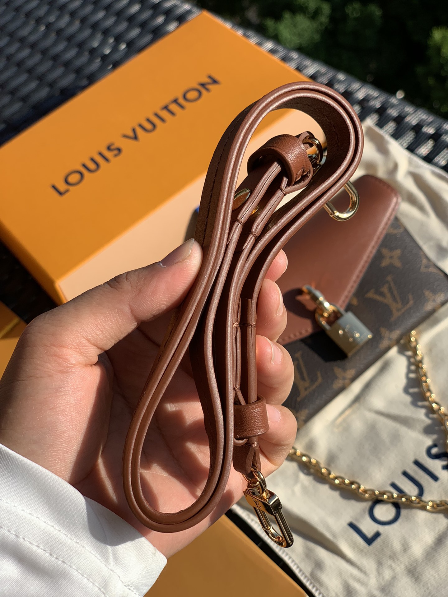 🌼 m80763尺寸19 x 11x 3cm 焦糖色 2021的黑马无疑是这款的带锁信封包———V家的🌼