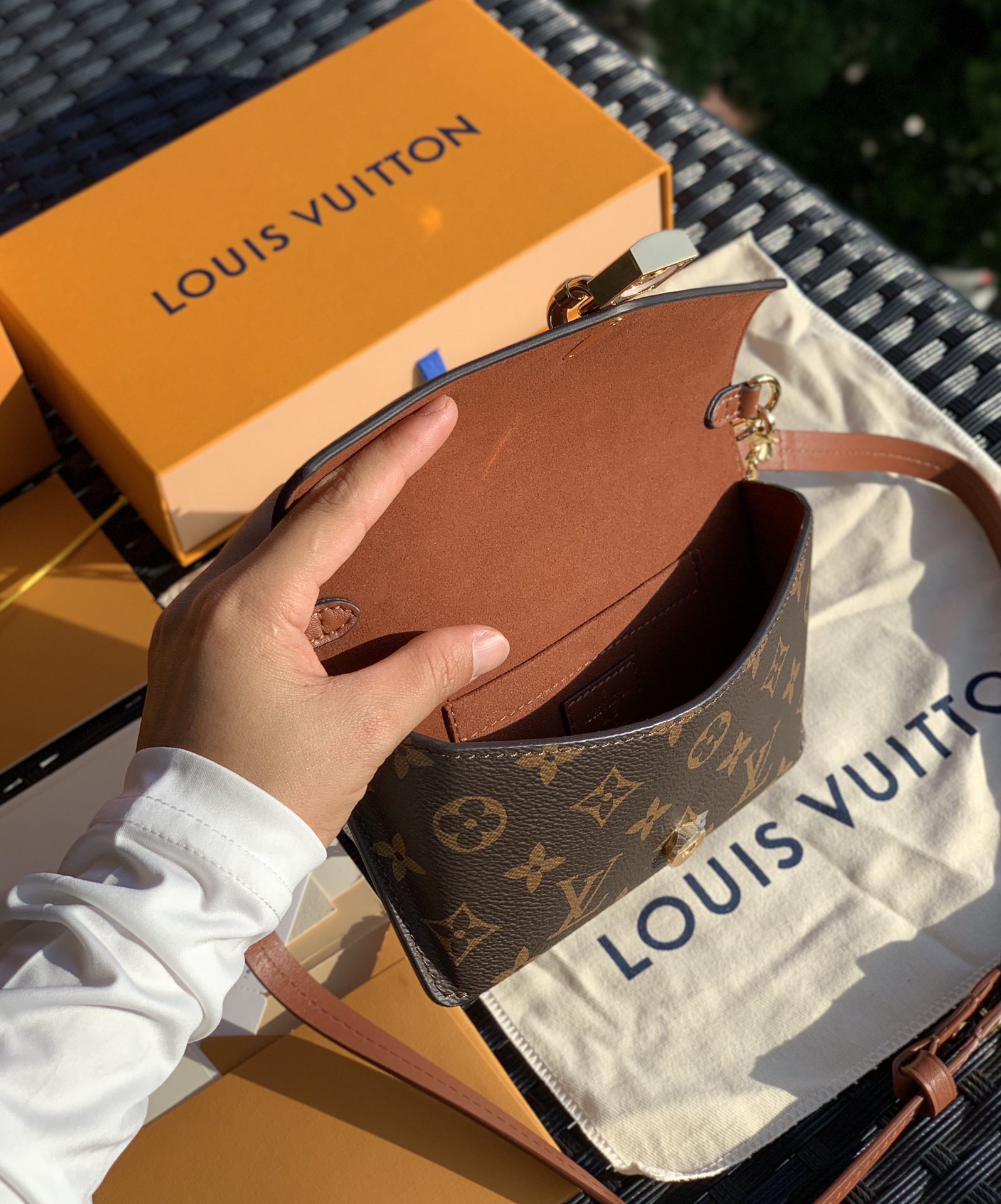 🌼 m80763尺寸19 x 11x 3cm 焦糖色 2021的黑马无疑是这款的带锁信封包———V家的🌼