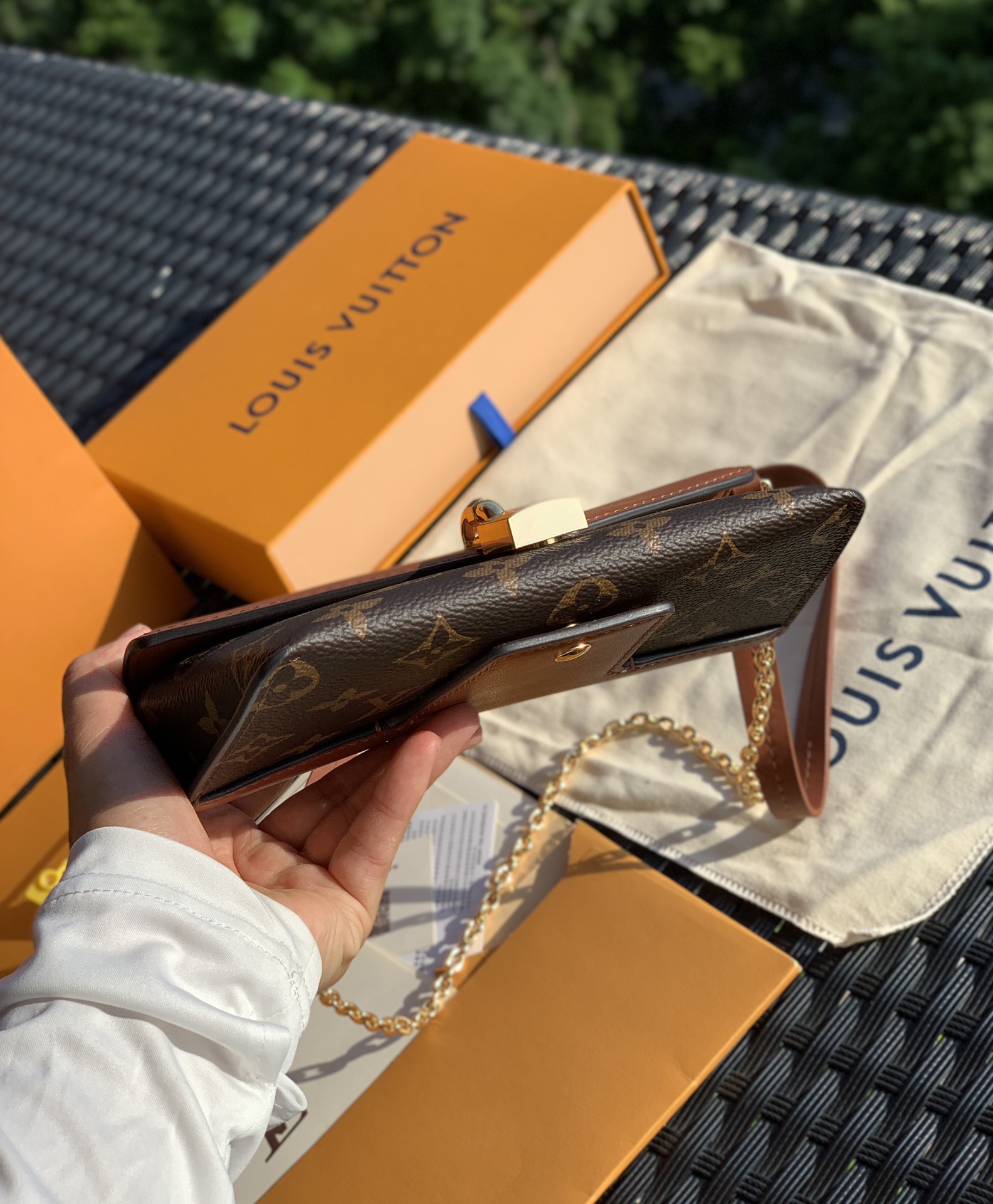 🌼 m80763尺寸19 x 11x 3cm 焦糖色 2021的黑马无疑是这款的带锁信封包———V家的🌼