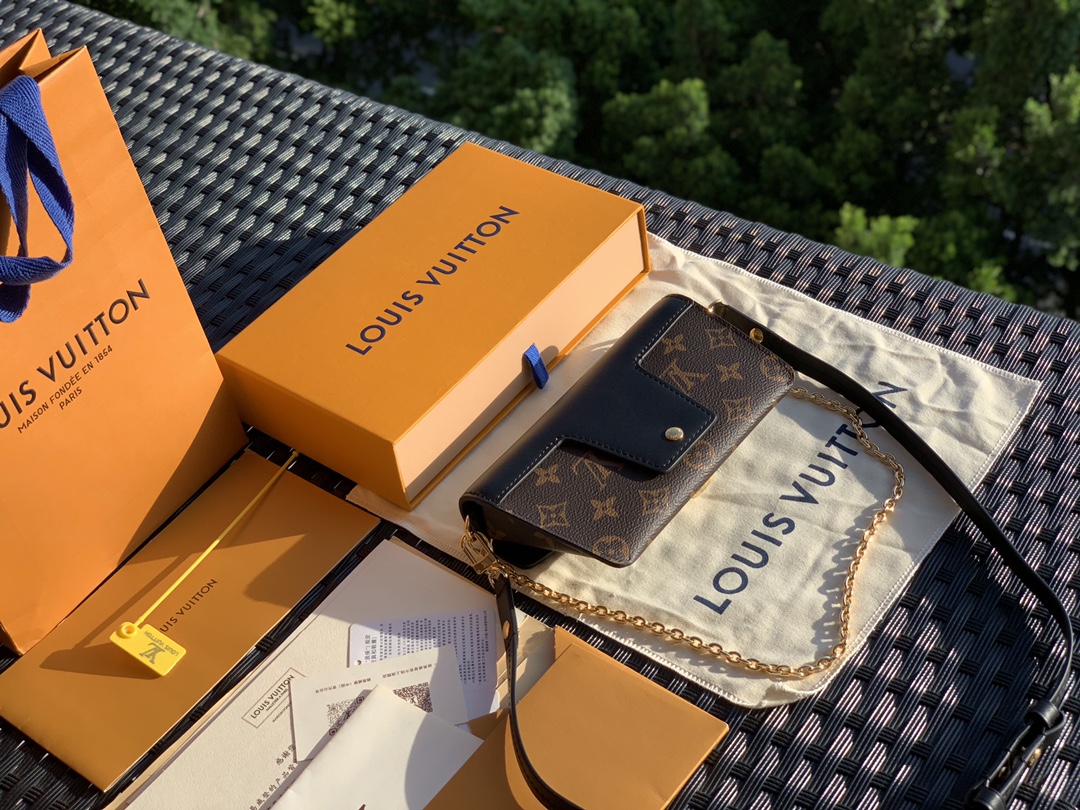 🌼 m80559尺寸19 x 11x 3cm黑色 网红潮人的时尚新宠来了！ L*V新款锁扣信封包！香港贸