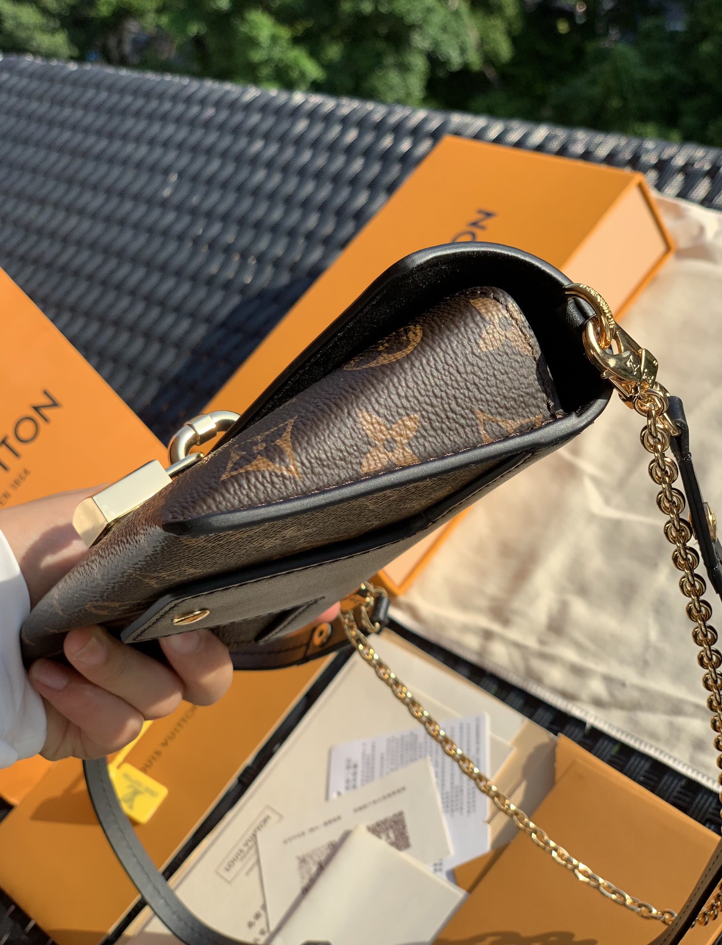 🌼 m80559尺寸19 x 11x 3cm黑色 网红潮人的时尚新宠来了！ L*V新款锁扣信封包！香港贸