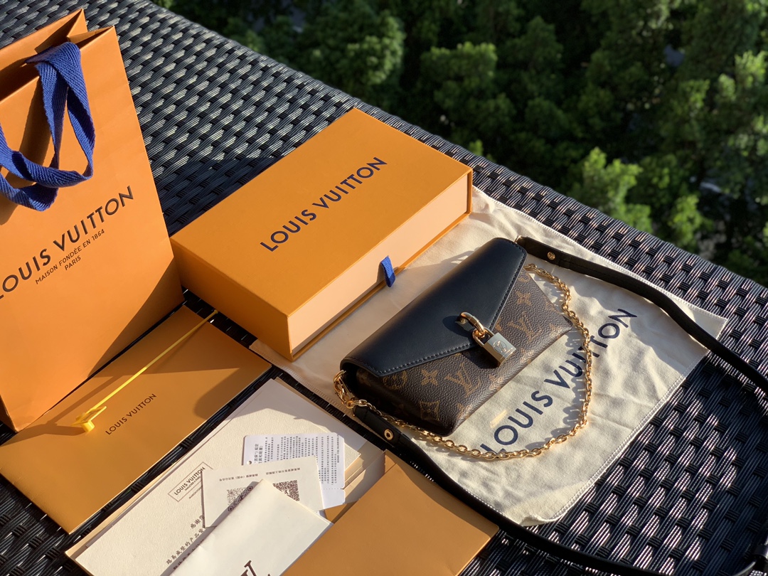 🌼 m80559尺寸19 x 11x 3cm黑色 网红潮人的时尚新宠来了！ L*V新款锁扣信封包！香港贸