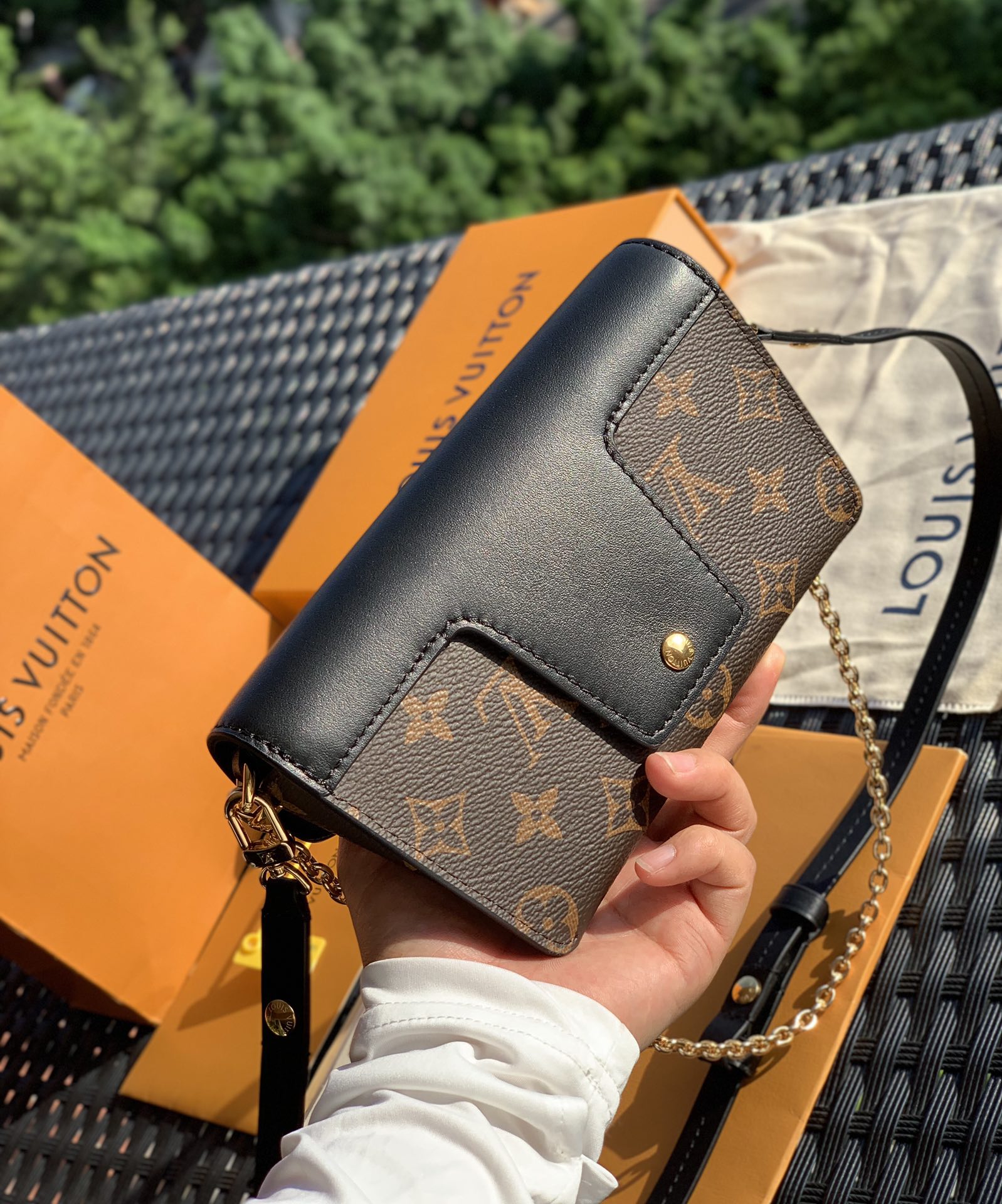 🌼 m80559尺寸19 x 11x 3cm黑色 网红潮人的时尚新宠来了！ L*V新款锁扣信封包！香港贸