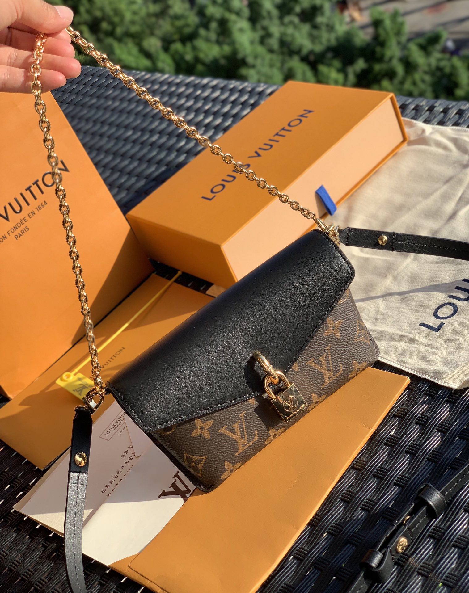 🌼 m80559尺寸19 x 11x 3cm黑色 网红潮人的时尚新宠来了！ L*V新款锁扣信封包！香港贸