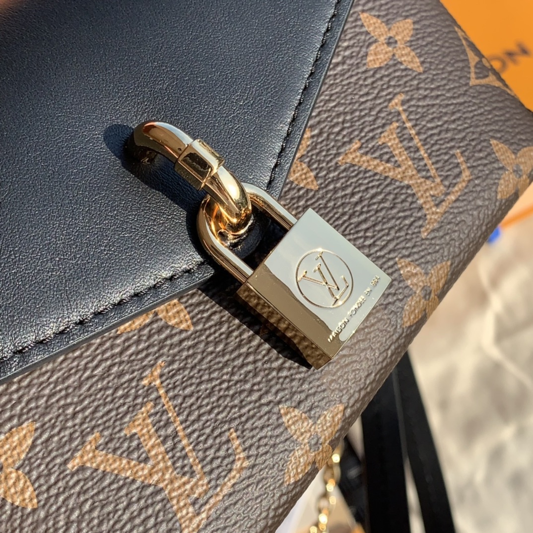 🌼 m80559尺寸19 x 11x 3cm黑色 网红潮人的时尚新宠来了！ L*V新款锁扣信封包！香港贸