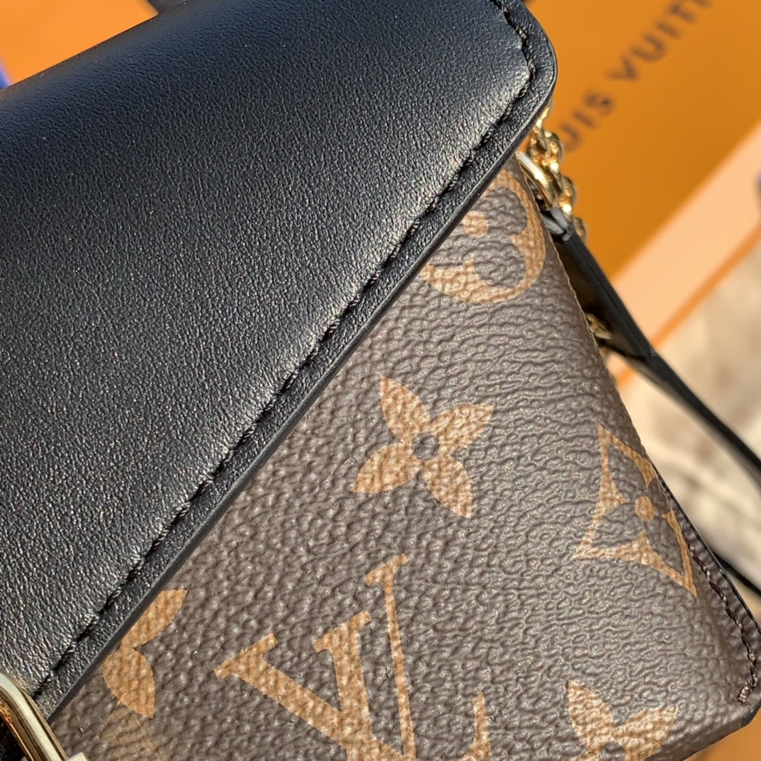 🌼 m80559尺寸19 x 11x 3cm黑色 网红潮人的时尚新宠来了！ L*V新款锁扣信封包！香港贸