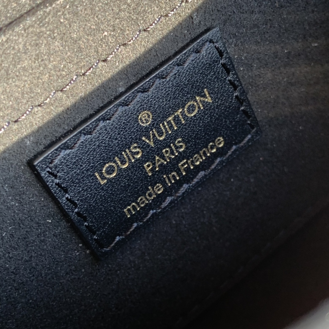 🌼 m80559尺寸19 x 11x 3cm黑色 网红潮人的时尚新宠来了！ L*V新款锁扣信封包！香港贸