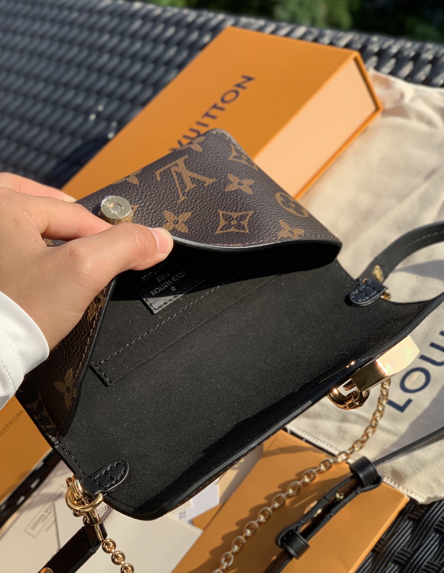 🌼 m80559尺寸19 x 11x 3cm黑色 网红潮人的时尚新宠来了！ L*V新款锁扣信封包！香港贸