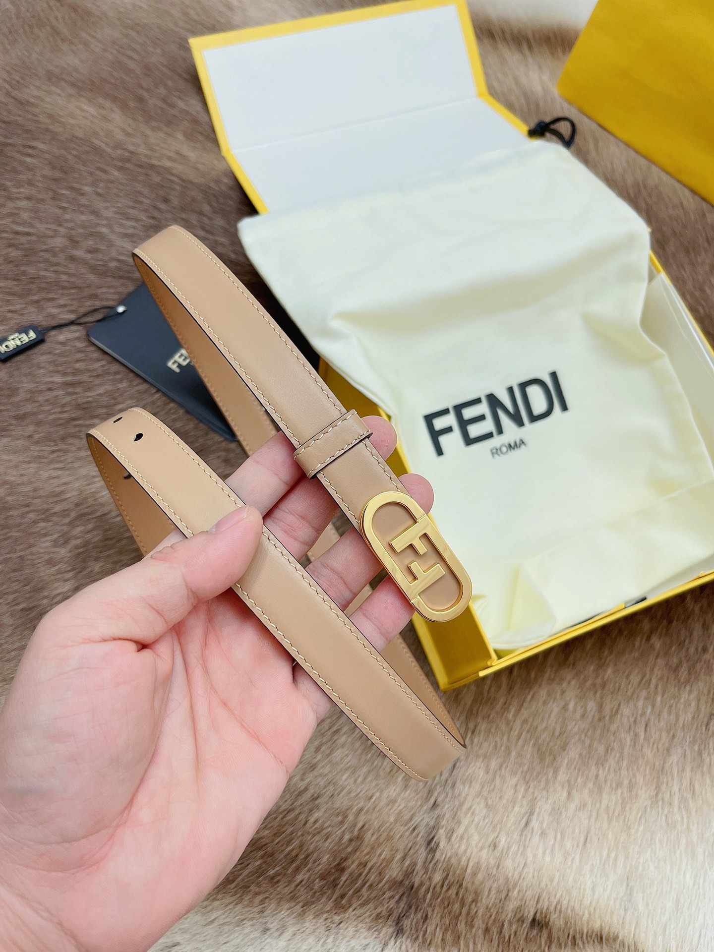 Fendi 五金做工精细 线条流畅 表面光滑 𝐙𝐏电镀工艺 香港通关【𝐇𝐀𝐀𝐒】 进口皮料