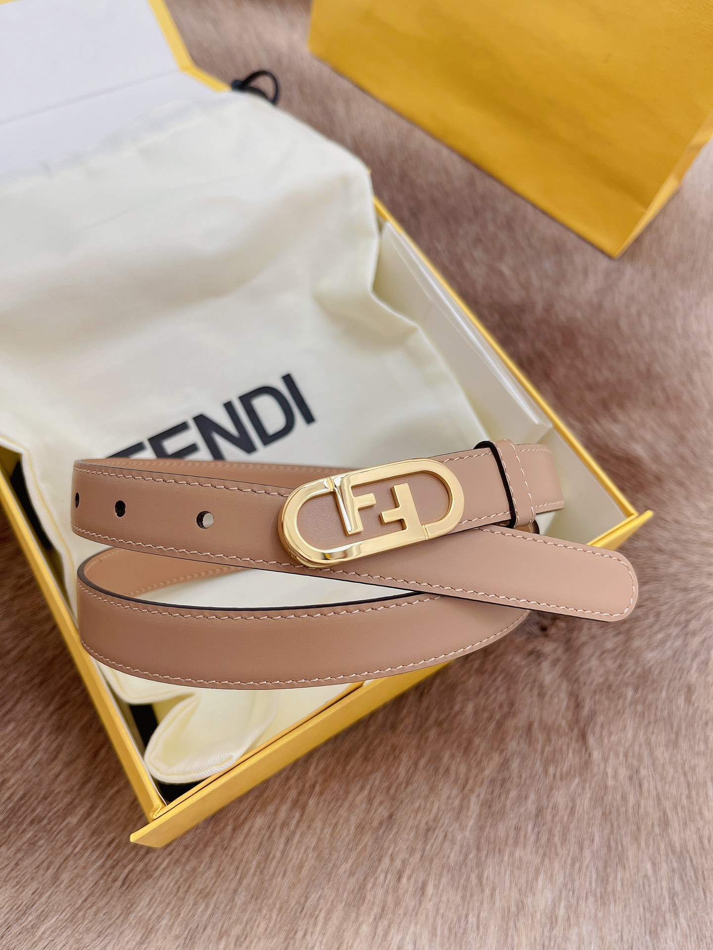 Fendi 五金做工精细 线条流畅 表面光滑 𝐙𝐏电镀工艺 香港通关【𝐇𝐀𝐀𝐒】 进口皮料