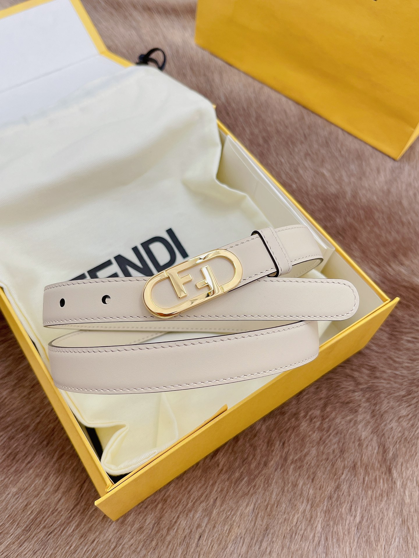 Fendi 五金做工精细 线条流畅 表面光滑 𝐙𝐏电镀工艺 香港通关【𝐇𝐀𝐀𝐒】 进口皮料