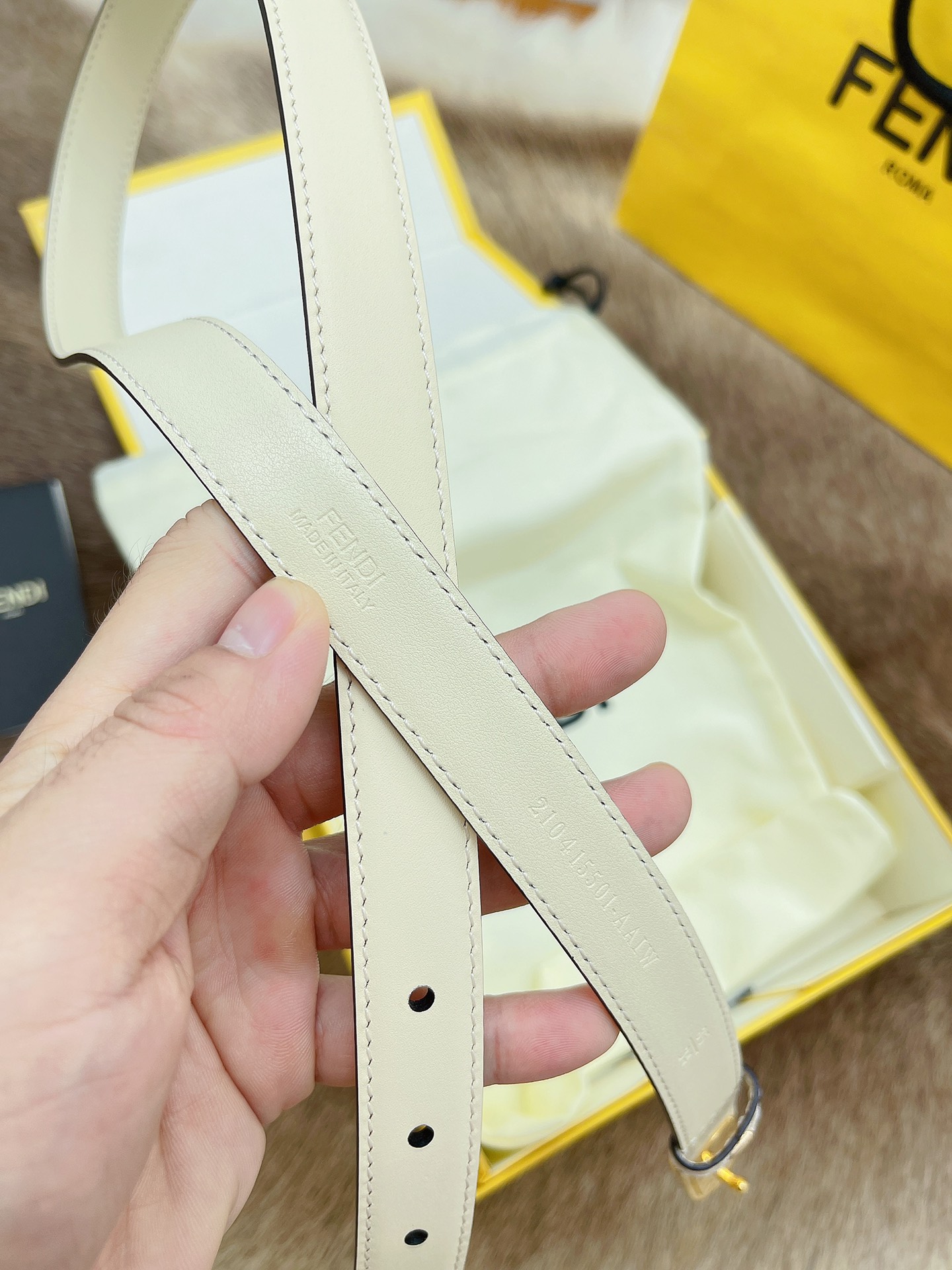 Fendi 五金做工精细 线条流畅 表面光滑 𝐙𝐏电镀工艺 香港通关【𝐇𝐀𝐀𝐒】 进口皮料