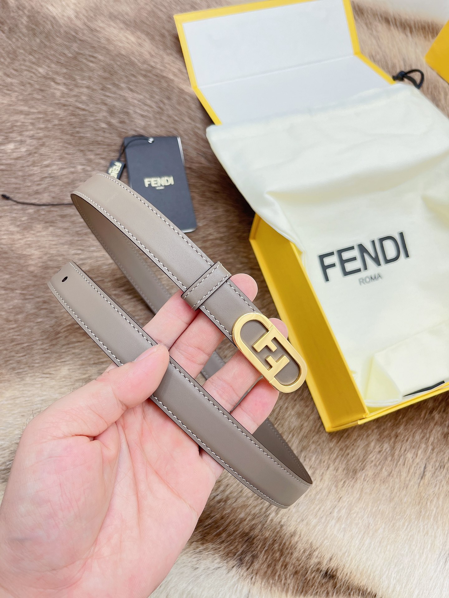Fendi 五金做工精细 线条流畅 表面光滑 𝐙𝐏电镀工艺 香港通关【𝐇𝐀𝐀𝐒】 进口皮料