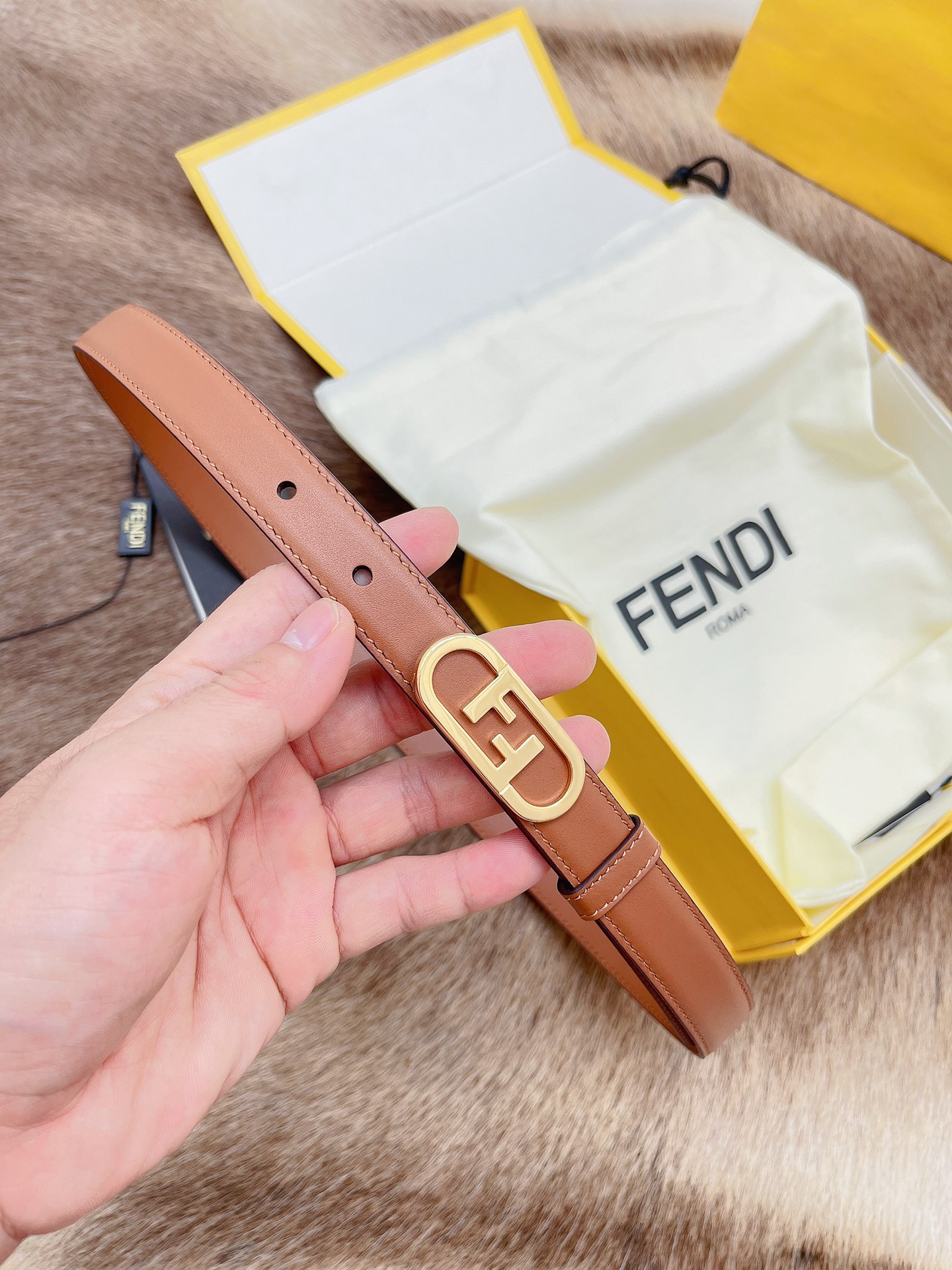 Fendi 五金做工精细 线条流畅 表面光滑 𝐙𝐏电镀工艺 香港通关【𝐇𝐀𝐀𝐒】 进口皮料