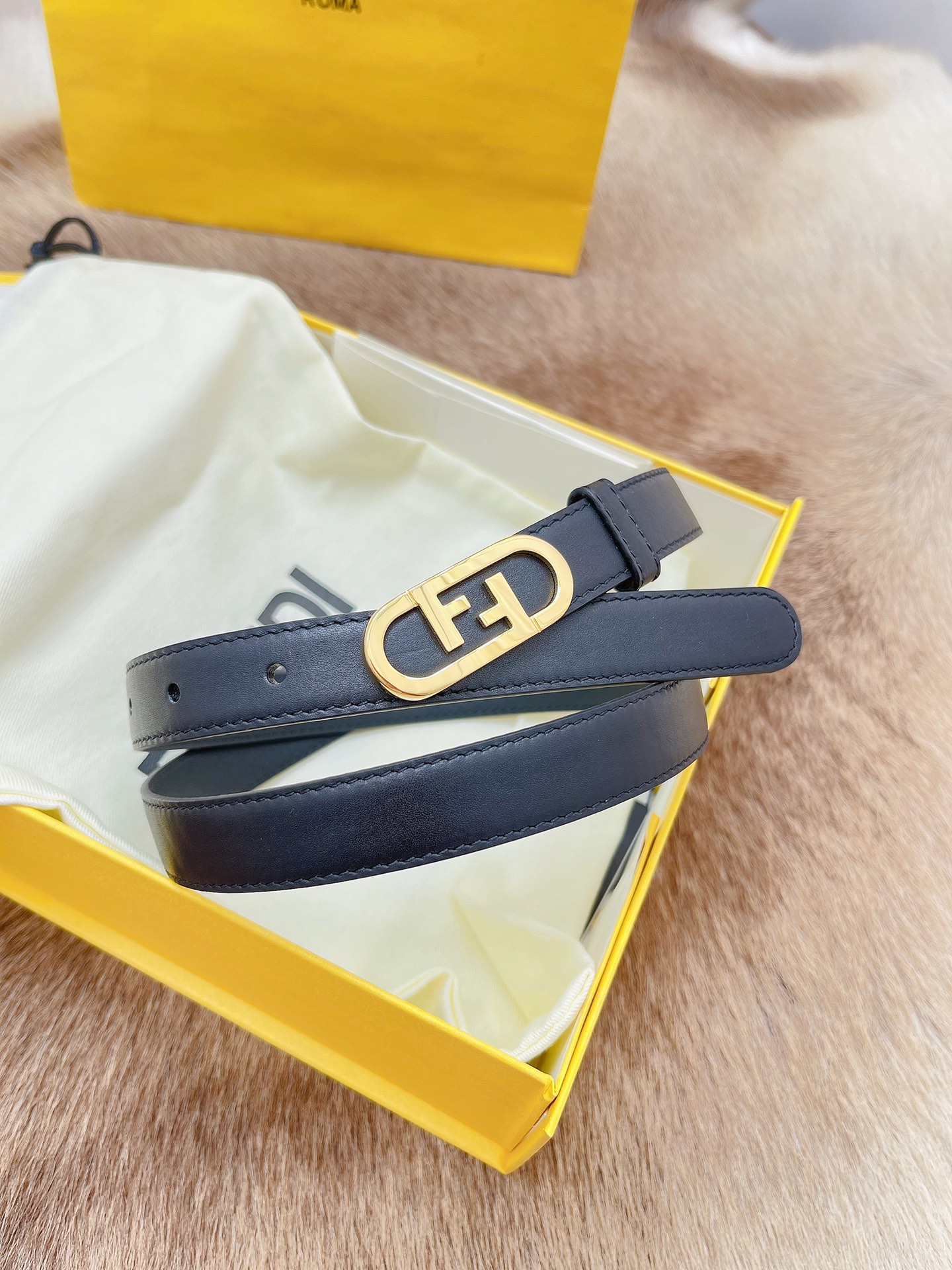 Fendi 五金做工精细 线条流畅 表面光滑 𝐙𝐏电镀工艺 香港通关【𝐇𝐀𝐀𝐒】 进口皮料