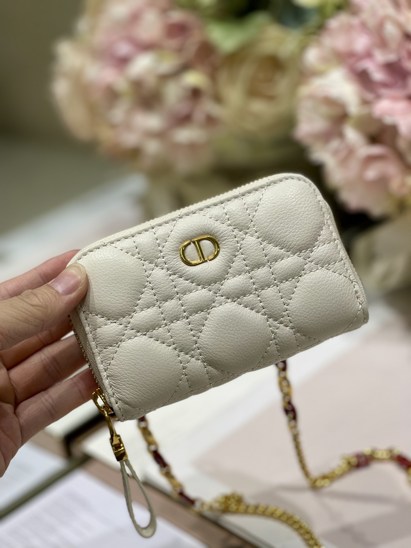 Dior Caro кошелек-клатч на молнии, кожа снаружи и внутри, узор cannage, цепочка