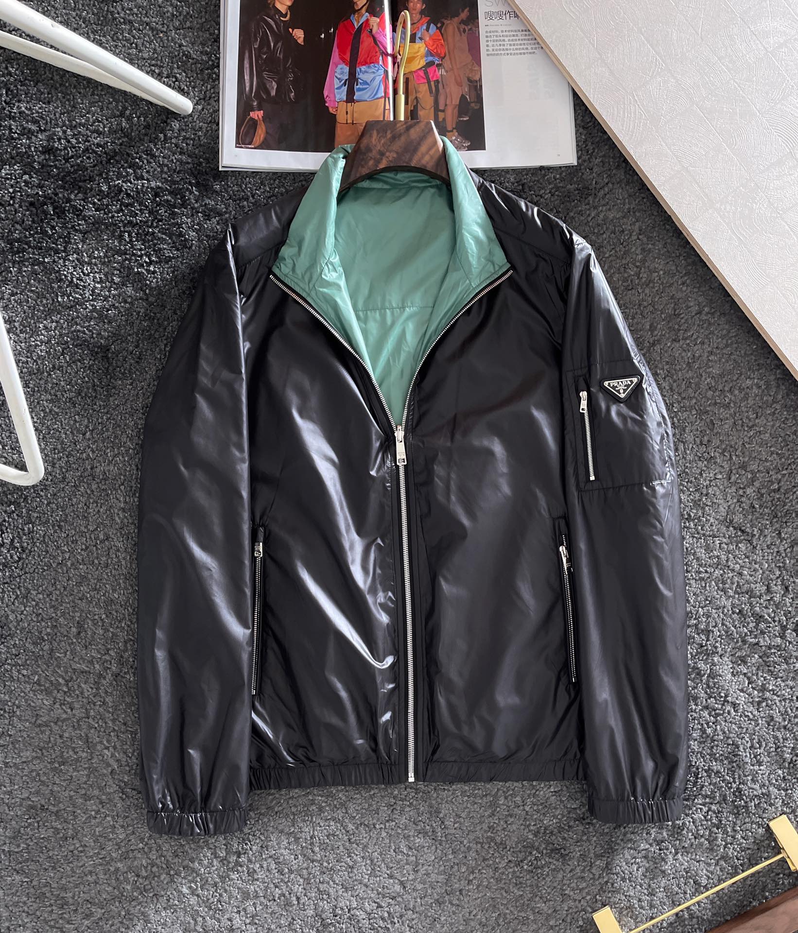 NO:125322,The new model is coming with three standard PRA...Prada SS early autumn hooded jacket jacket, (double-sided wear), original 1:1 replica, simple and fashionable design style, fashionable and bold color matching, excellent style, excellent upper body effect, comfortable and stylish, one dress and two wears, one side simple, the other side young and fashionable, craftsmanship and workmanship, original order high-quality ruthless goods, trendy business people must have early autumn. 2 colors Size M~3XL (175 125 jin M),,prada,prada, jackets & coats,jackets & coats,hats,alexander wang19860909新款来袭三标齐 PRA……普拉达 SS初秋连帽夹克外套、（双面穿款）、原版1:1复刻、简约时尚设计风格、配色时尚大胆、版型绝佳、上身效果超赞、穿着舒适有型、一衣两穿、一面简约、一面年轻时尚、工艺做工俱佳、原单高品质狠货、潮男商务人士早秋必备.2色 尺码M~3XL(175 125斤M),,prada,prada,jackets & coats,jackets & coats,hats,alexander wang,Men's clothing