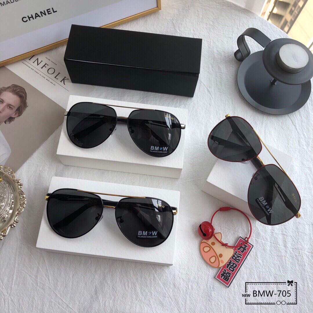 宝马 Bmw 宝丽来树脂偏光镜片 精钢镜架 轻便佩戴舒适 Size 58 14 138 21新款 高品质精钢偏光镜 描述 高品质超轻精钢 霸气十足 个性时尚潮流 100 防紫外线 更好的保护你的双眼 开车更好用哦 来一款和你爱车搭配吧 Model 705 包哥哥 宝马 Bmw 宝丽来树脂偏光镜片 精钢镜架 轻便佩戴舒适 Size 58 14 138 21新款 高品质精钢偏光镜 描述 高品质超轻精钢 霸气十足 个性时尚潮流 100 防紫外线 更好的保护你的双眼 开车更好用哦 来一款和你爱车搭配吧 Model 705 包哥哥